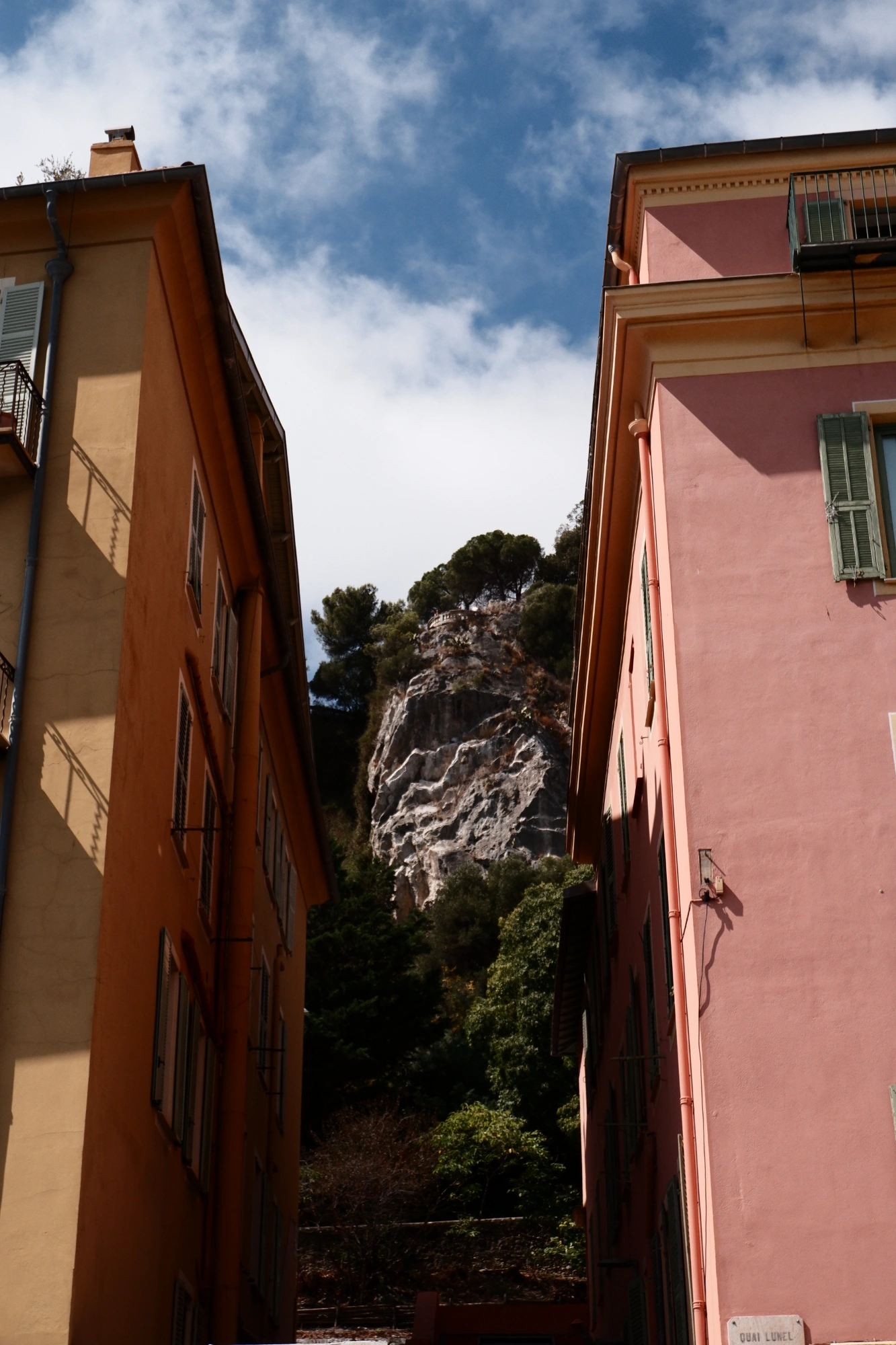 2025-09-06 - xt15-45 - color - FR - Nice - Mountain between pink and orange buildings