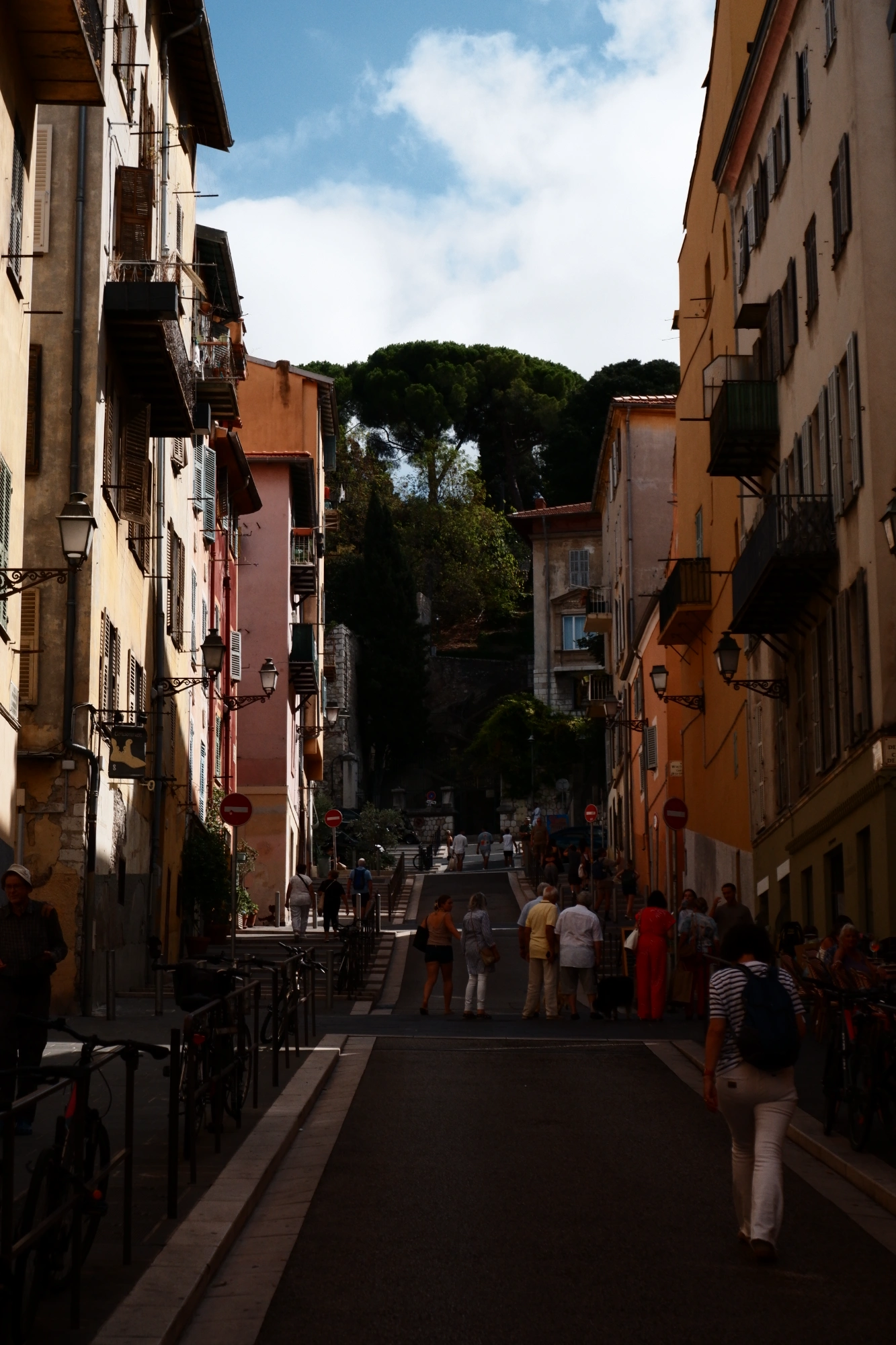 2025-09-06 - xt15-45 - color - FR - Nice - Road with buildings along it