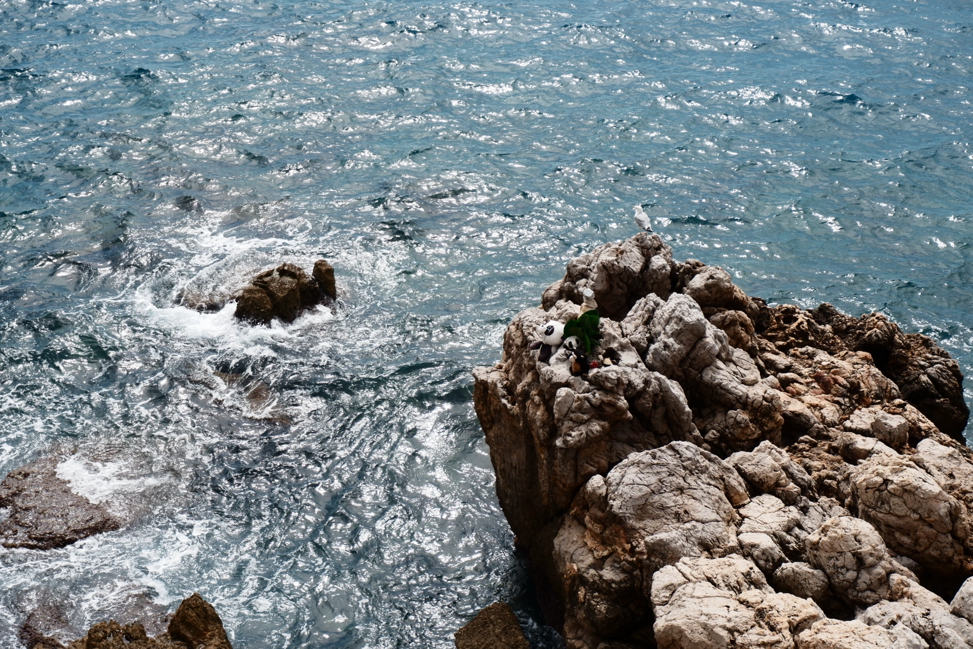 2025-09-06 - xt15-45 - color - FR - Nice - Rocks in sea