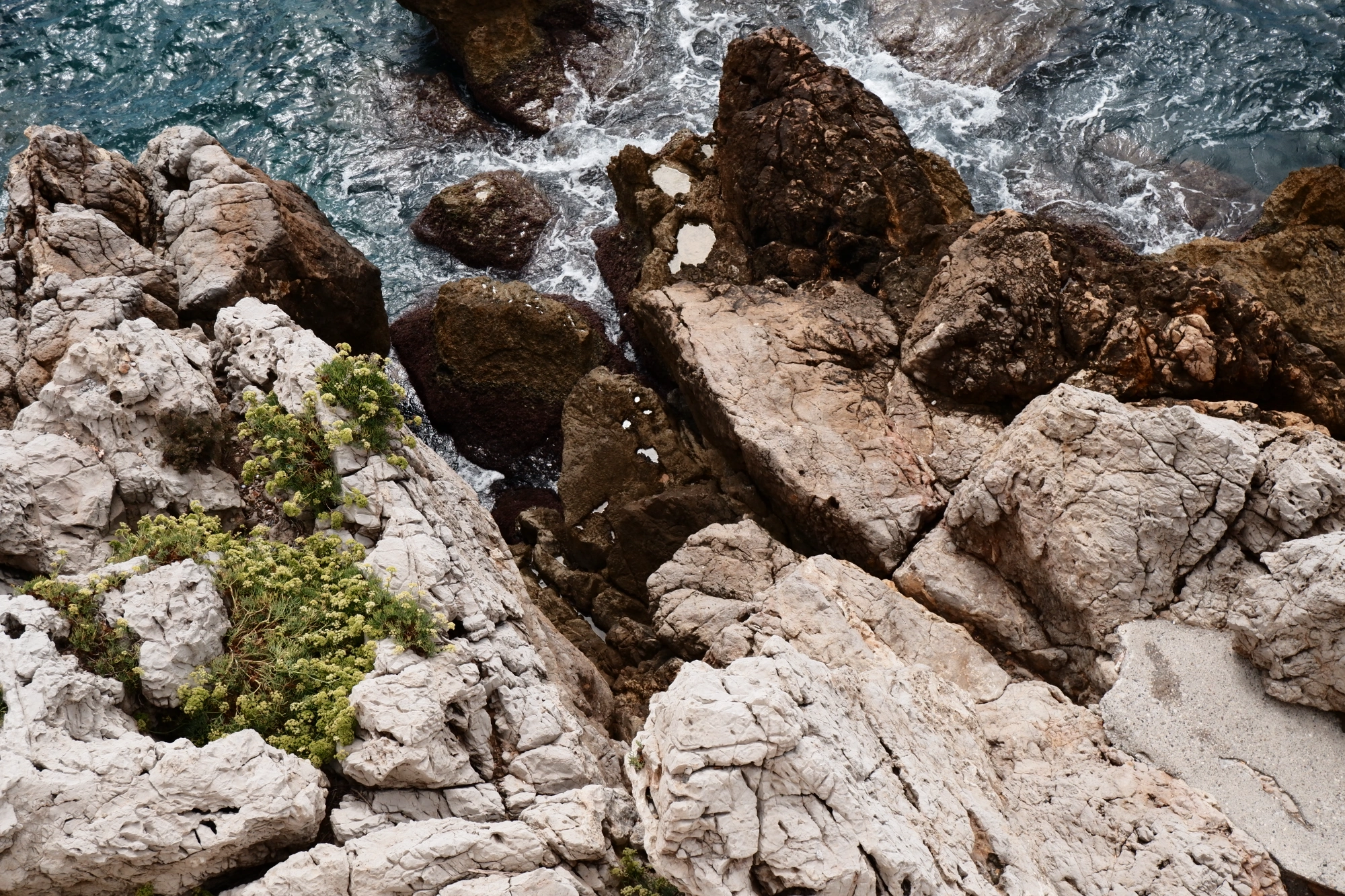 2025-09-06 - xt15-45 - color - FR - Nice - Rocks on seaside