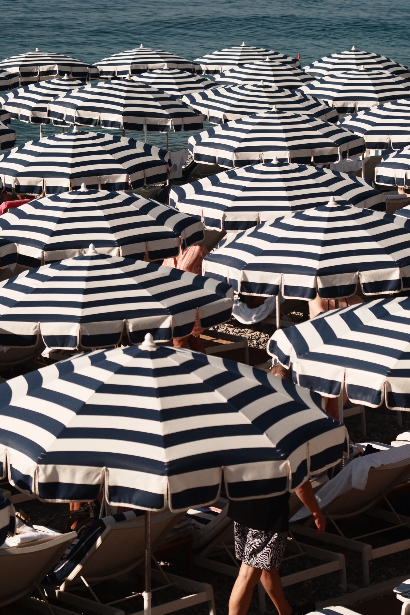2025-09-07 - xt75-300 - color - FR - Nice - Beach umbrellas
