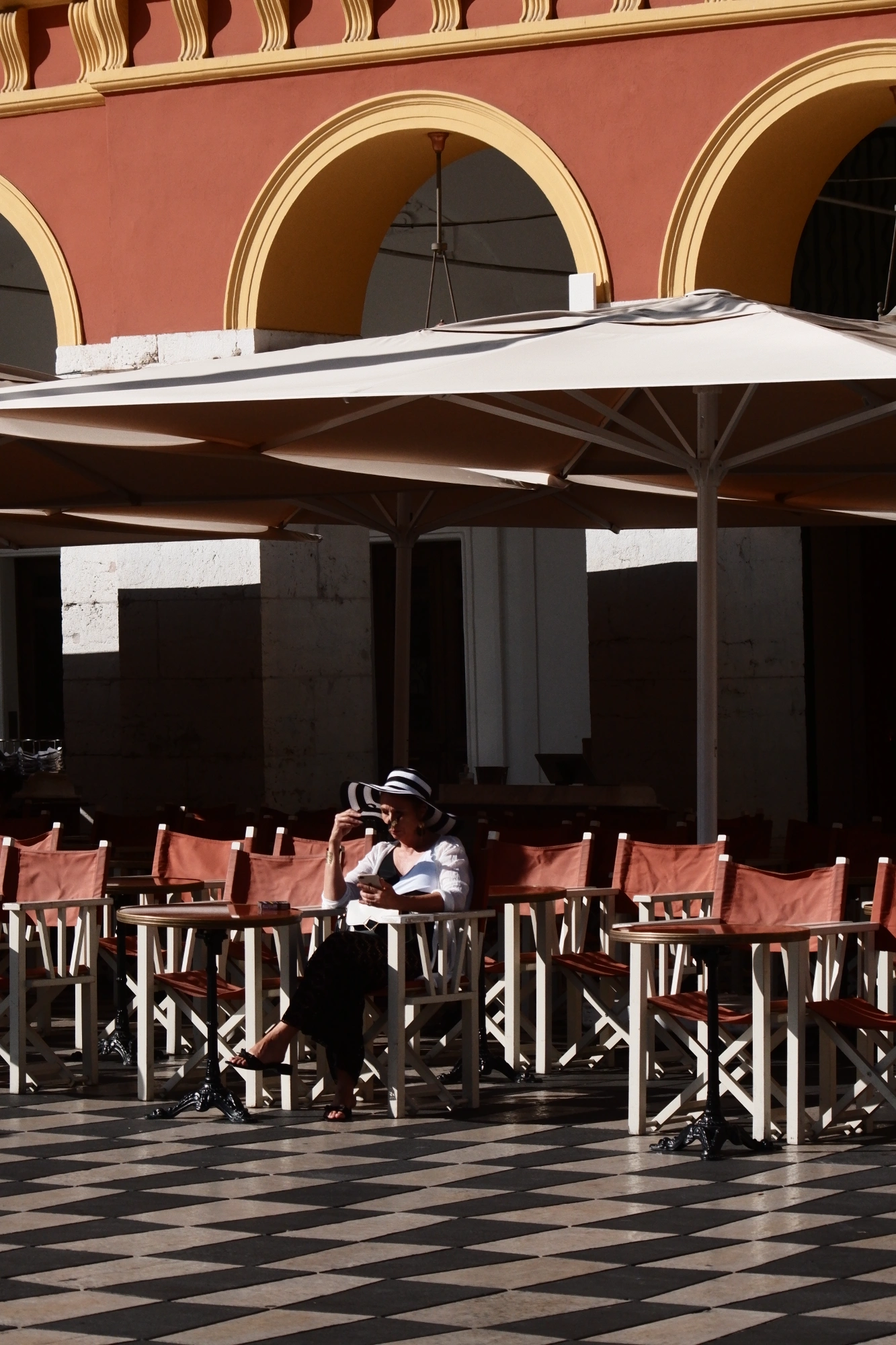 2025-09-07 - xt75-300 - color - FR - Nice - Person sitting at restuarant
