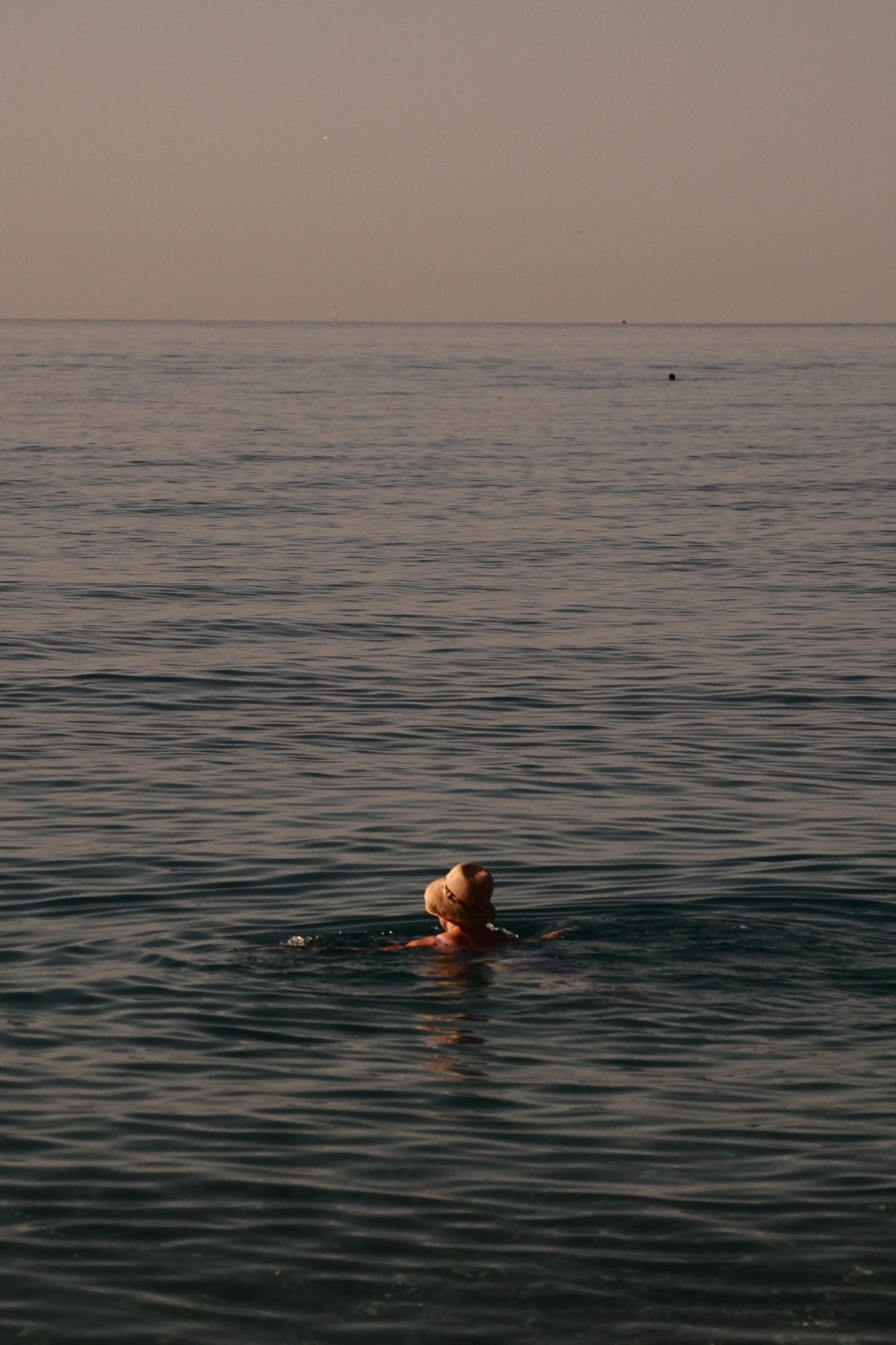 2025-09-07 - xt75-300 - color - FR - Nice - Person with hat in the water