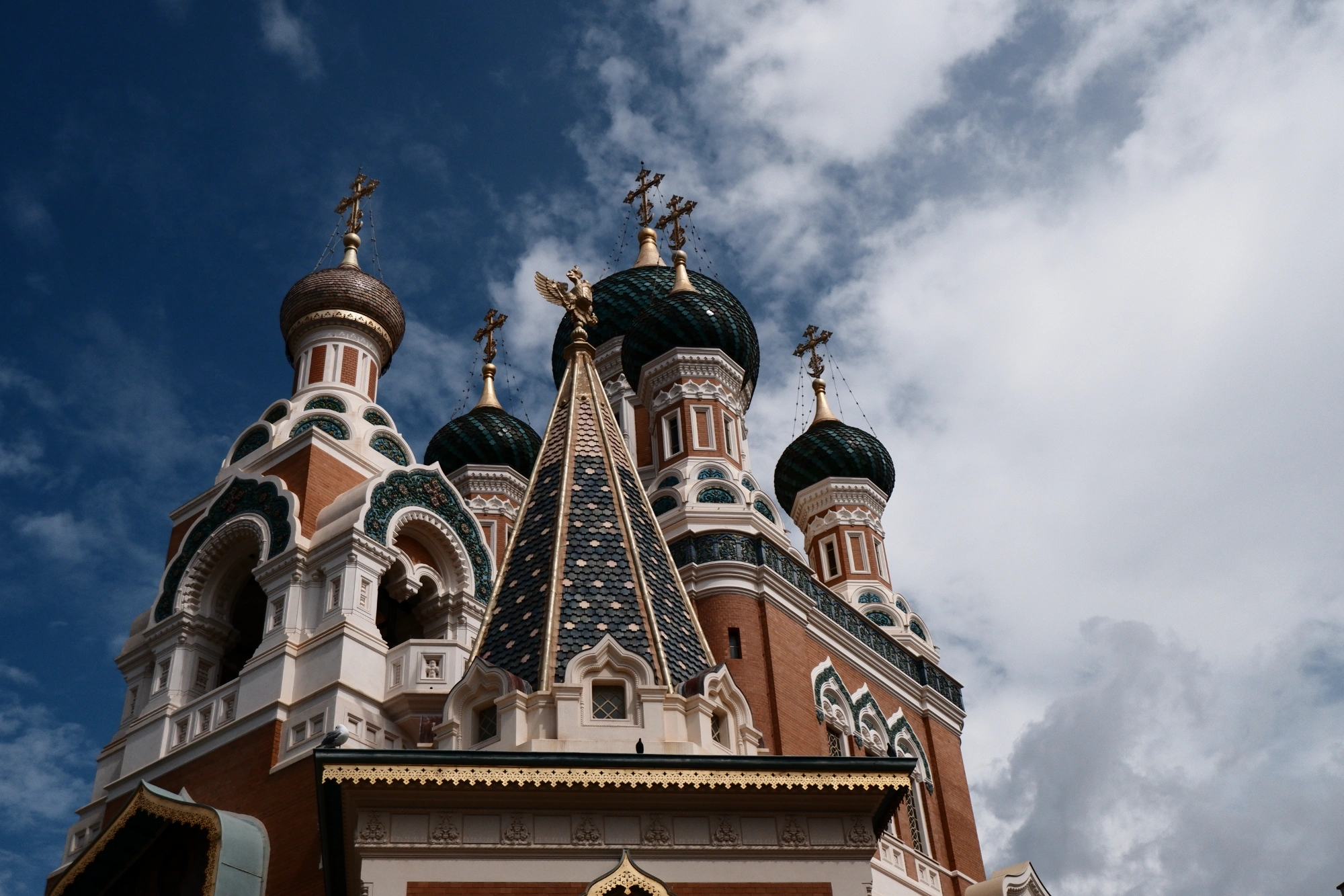 2025-09-09 - xt15-45 - color - FR - Nice - Decorated crosses at top of church