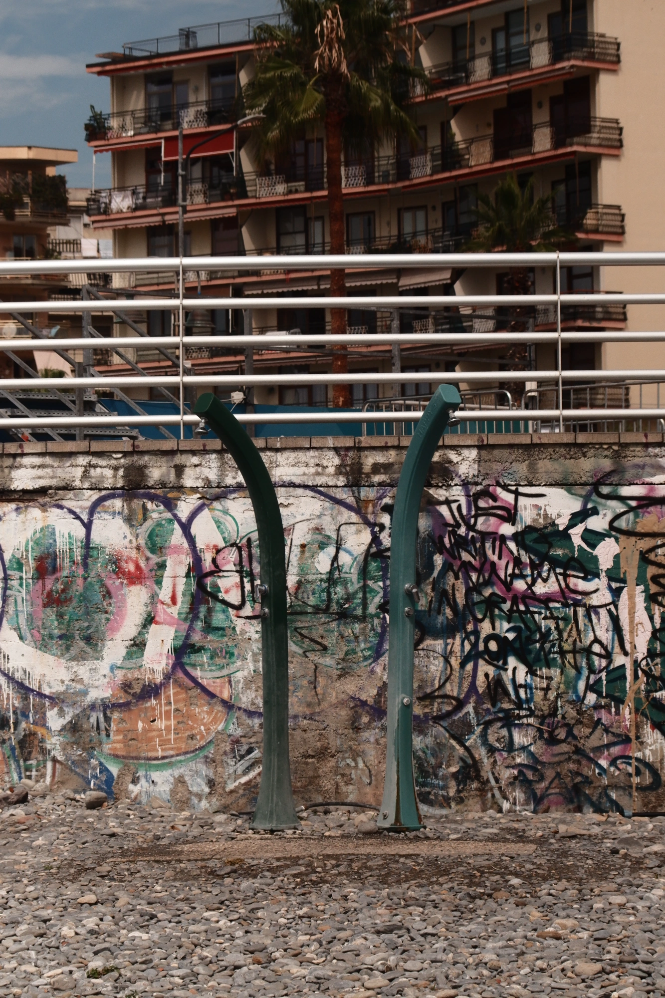 2025-09-08 - xt70-300 - color - IT - Ventimiglia - Showers on beach in front of graffiti
