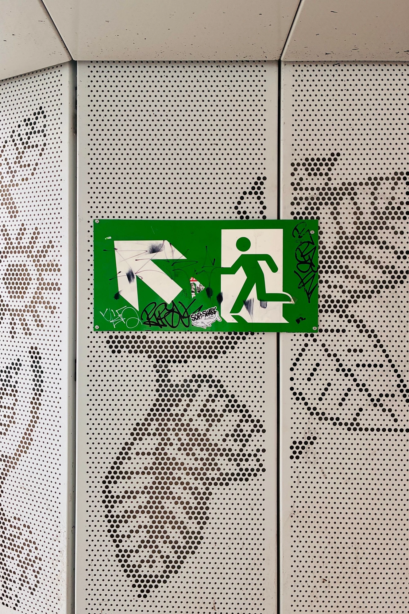 2026-01-02 - i16 - color - NL - Exit sign pointing to the top-left covered in grafitti