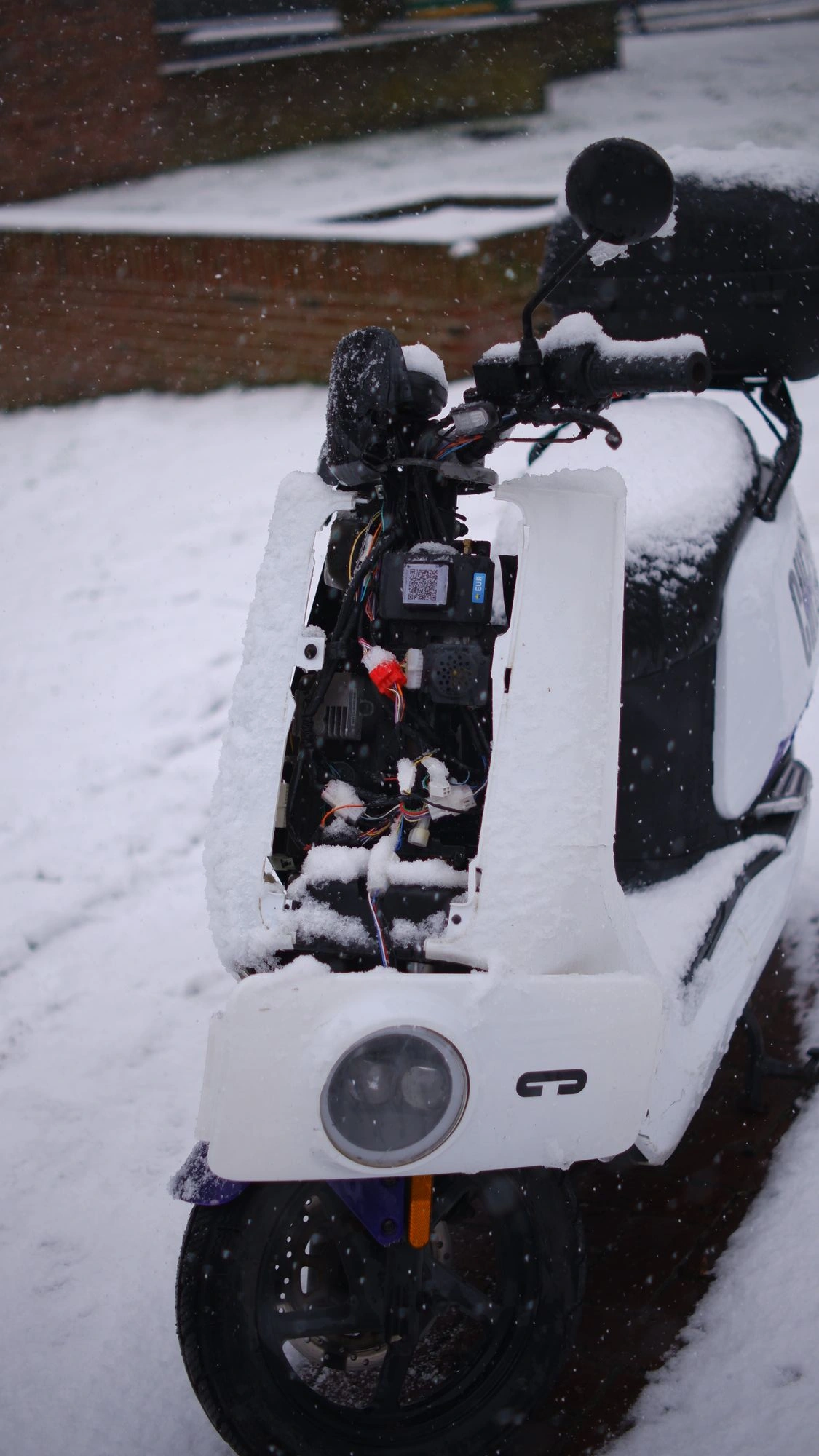 2026-01-03 - xt35 - color - NL - Broken scooter in the snow