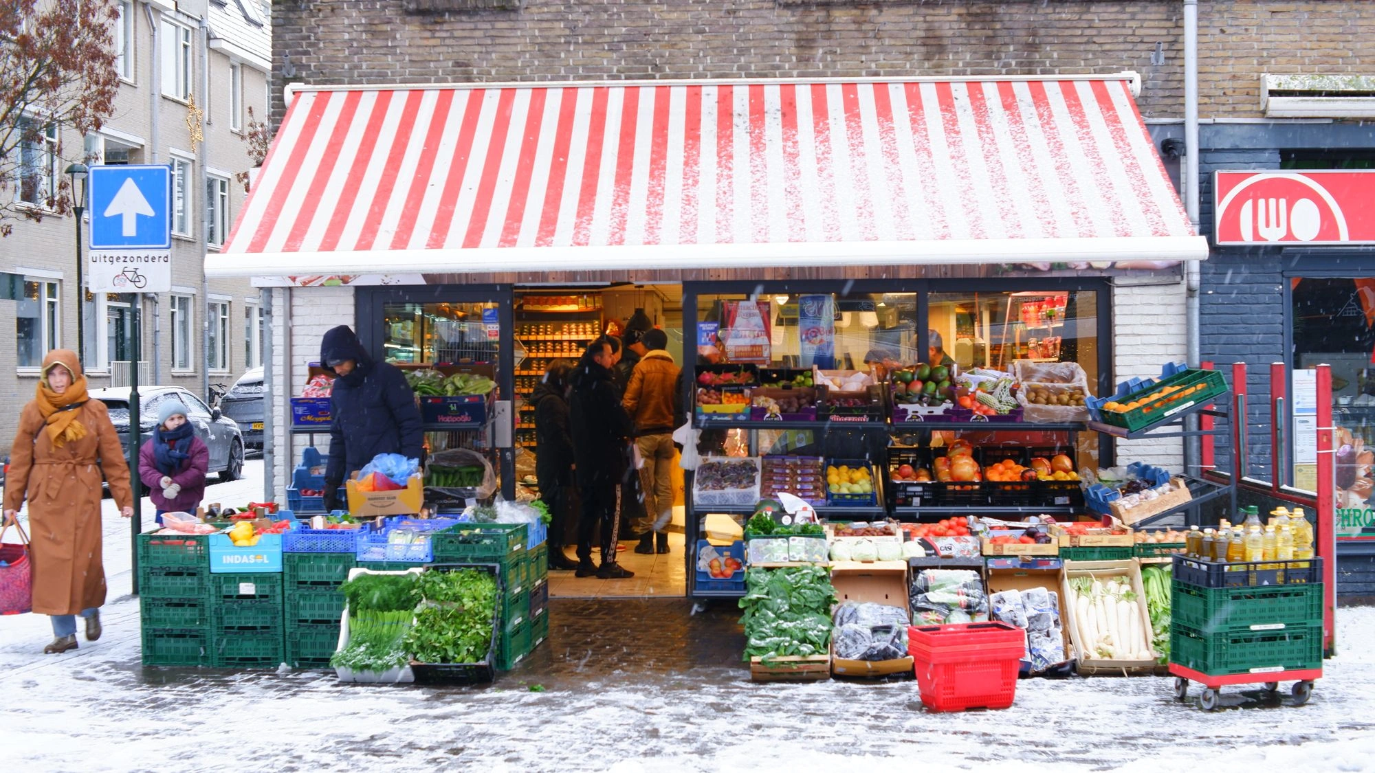 2026-01-03 - xt35 - color - NL - Grocery store covered in snow