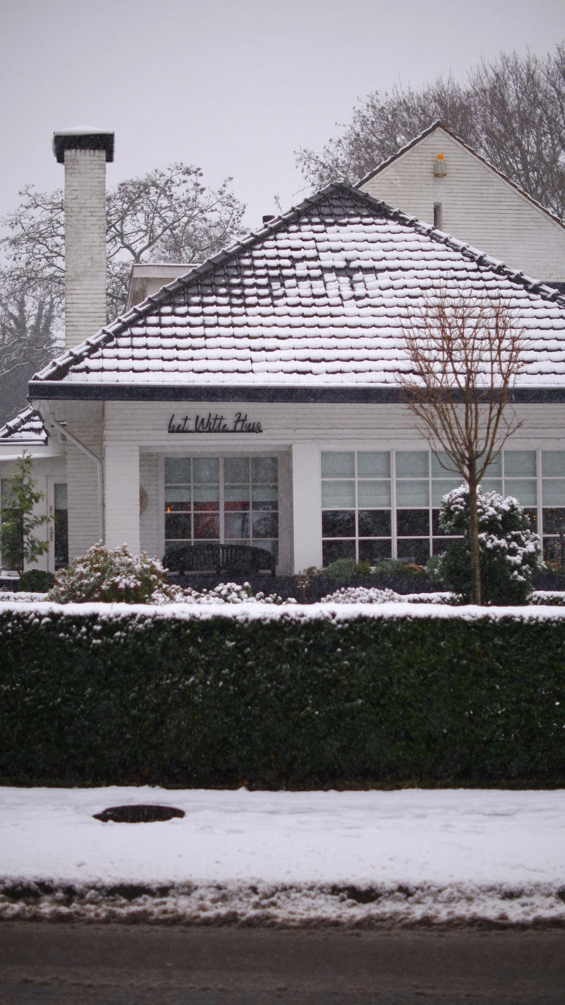 2026-01-03 - xt35 - color - NL - House in snow reading "Het Witte Huis"
