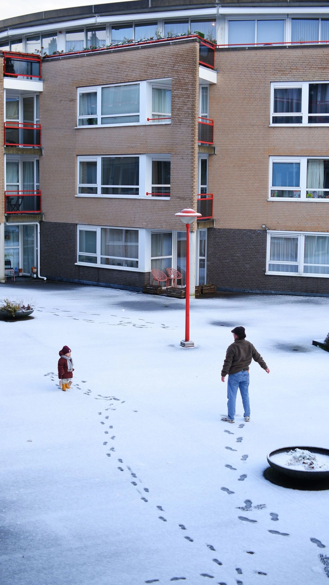 2026-01-03 - xt35 - color - NL - Parent and child standing in the snow