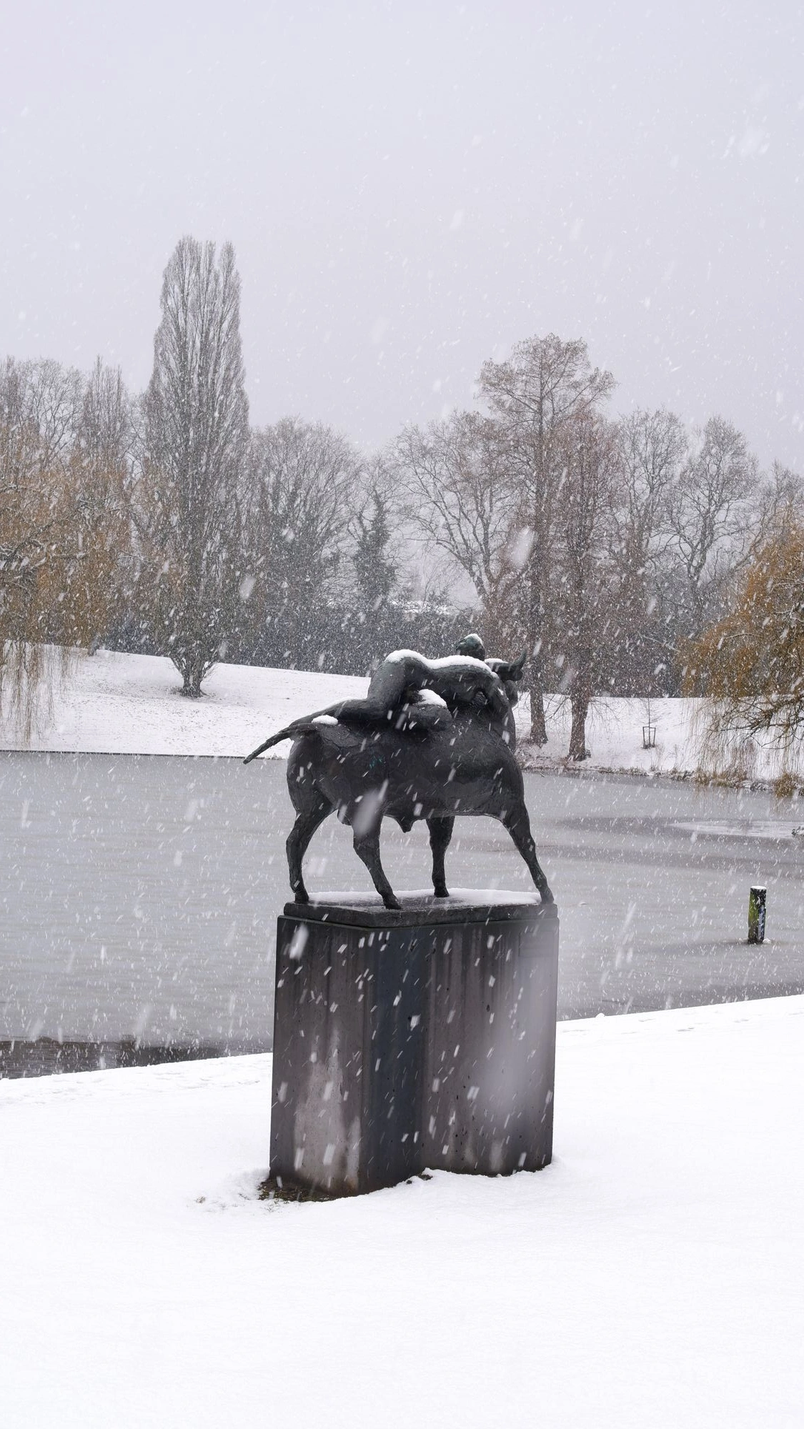 2026-01-03 - xt35 - color - NL - Statue of man riding bull in the middle of a snow storm