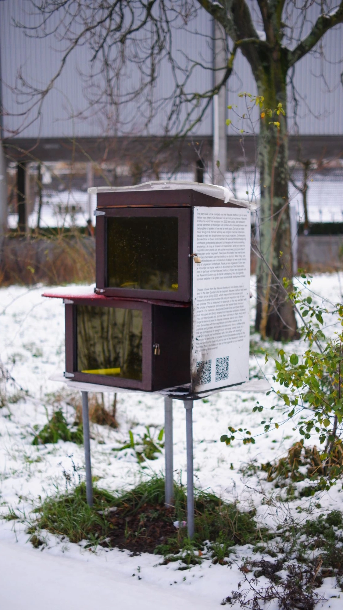 2026-01-04 - xt35 - color - NL - Rotterdam - Book box outside in the snow
