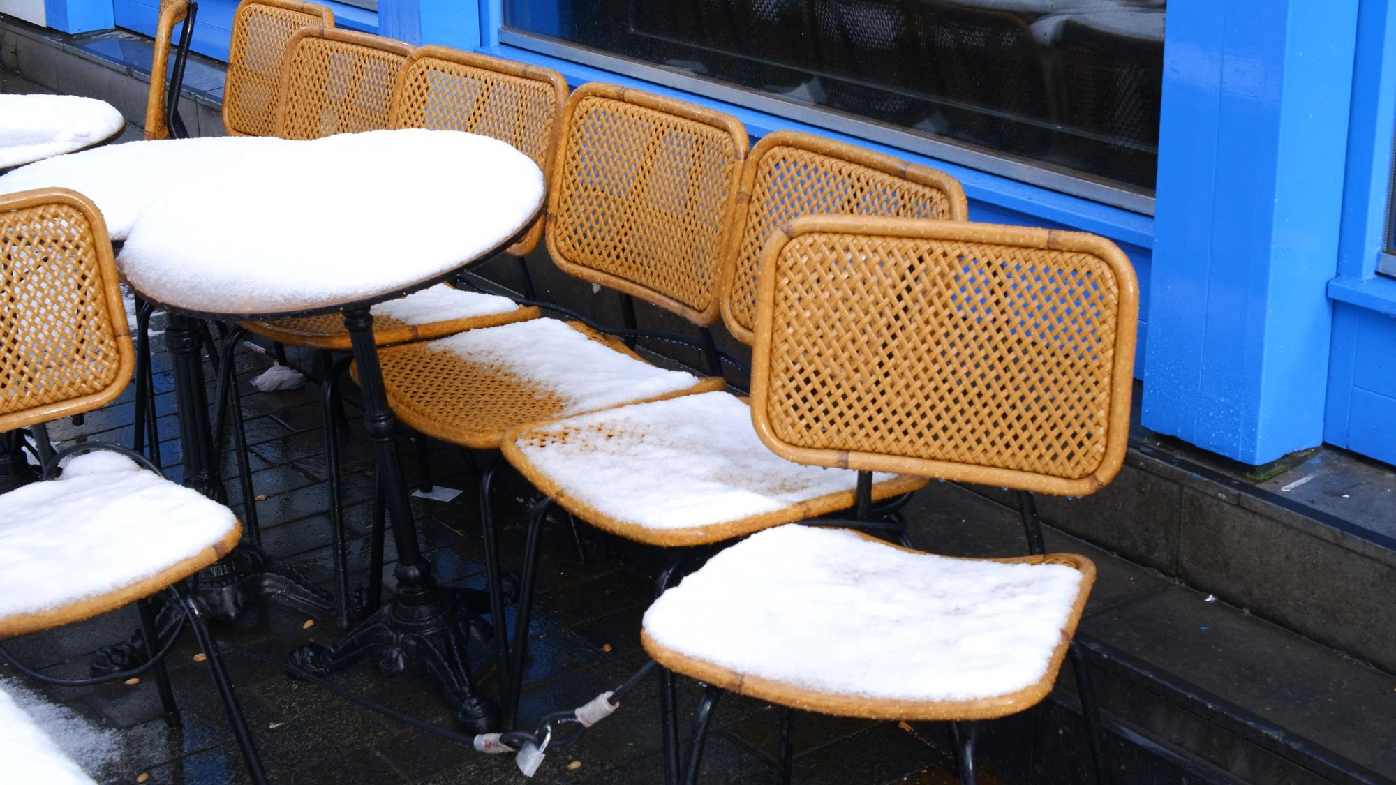 2026-01-04 - xt35 - color - NL - Rotterdam - Snow covered patio chairs