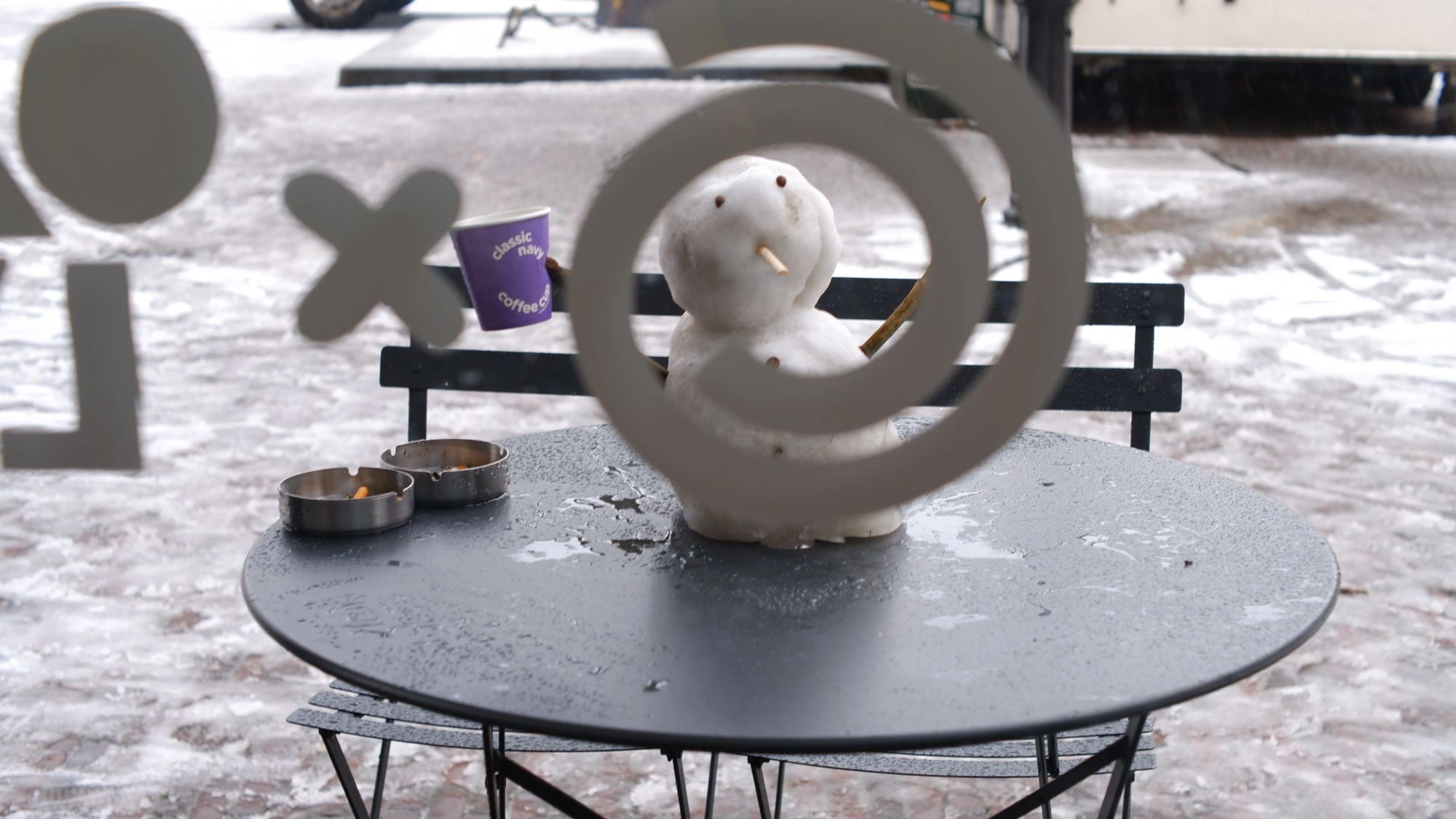 2026-01-04 - xt35 - color - NL - Rotterdam - Snowman through circle on window