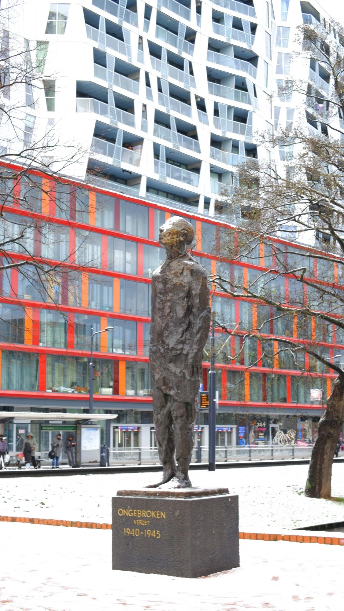 2026-01-04 - xt35 - color - NL - Rotterdam - Statue of man in front of white and red buildings