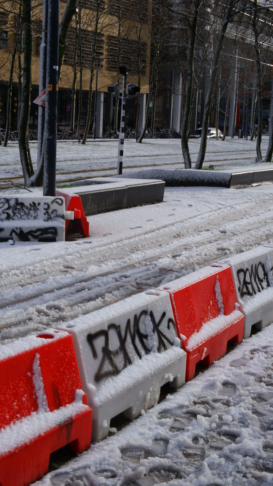 2026-01-04 - xt35 - color - NL - Rotterdam - Street covered in the snow with red and white barriers