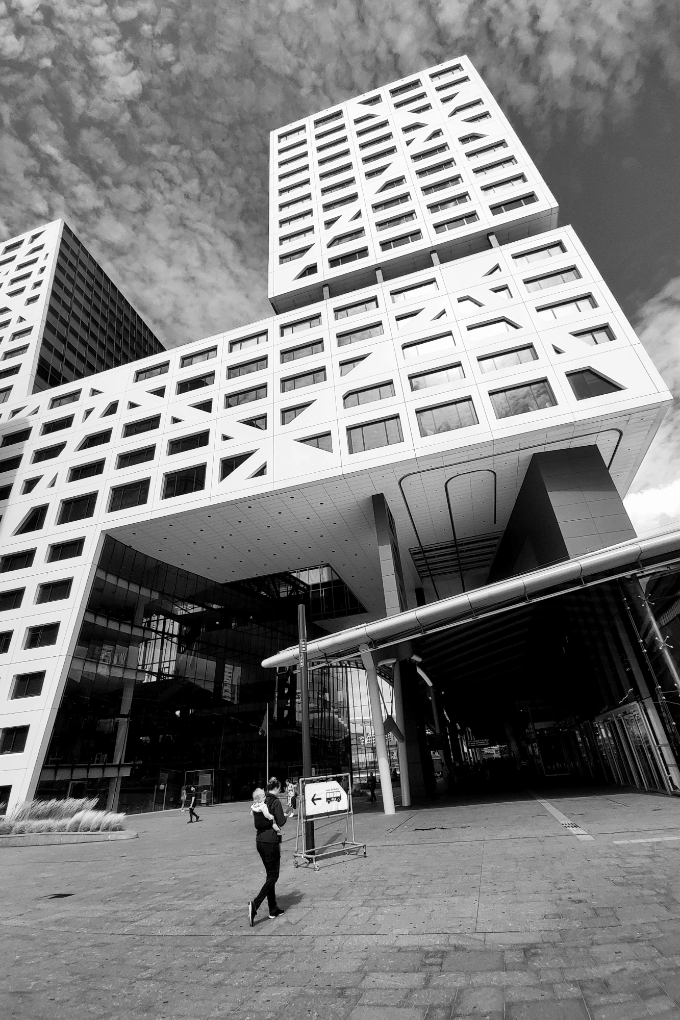 2023-07-21 - redmi - bw - NL - Utrecht - Person walking in front of building