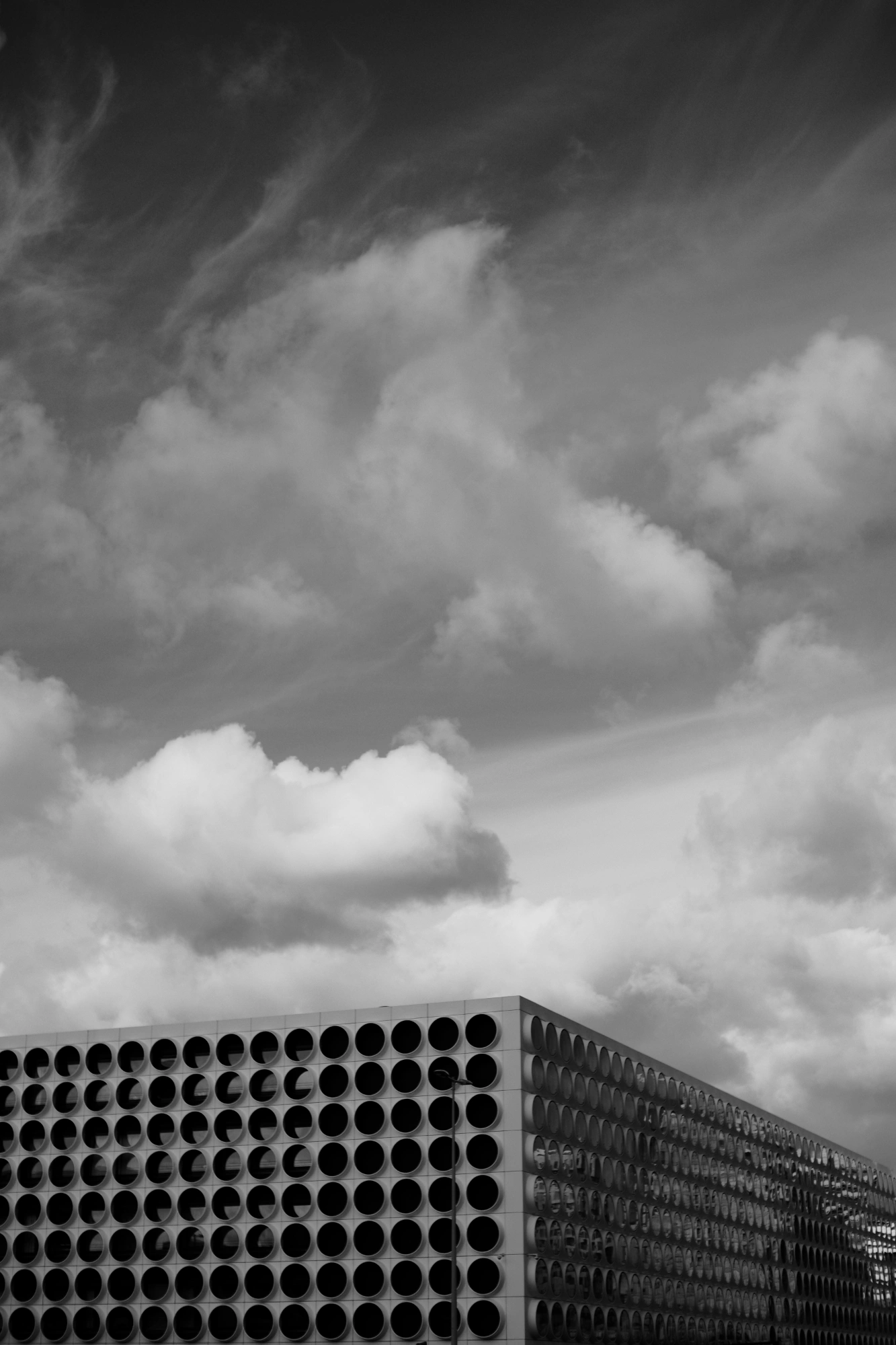 2023-07-25 - xt35 - bw - NL - Circular windows on building