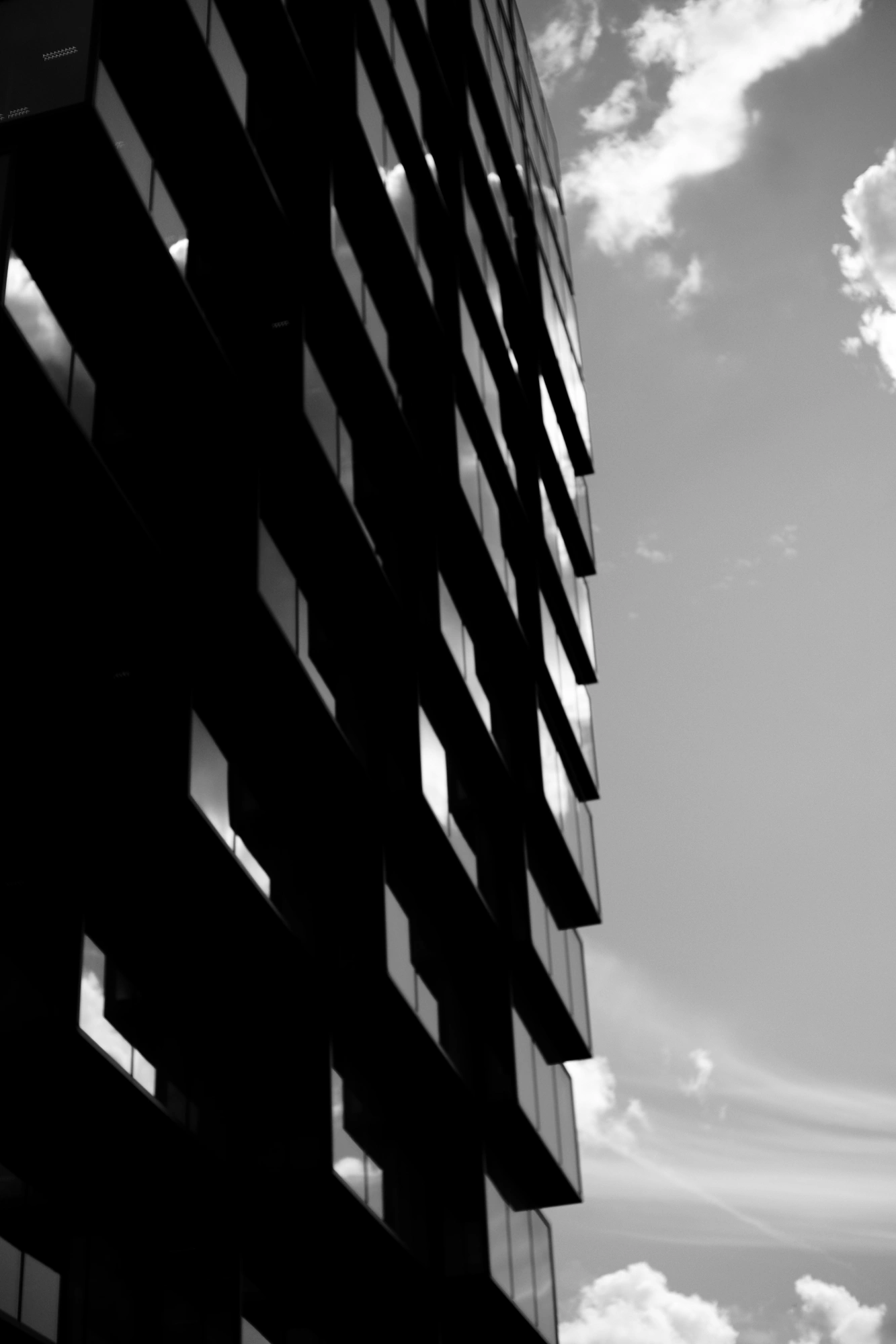 2023-07-25 - xt35 - bw - NL - Windows of geometric building