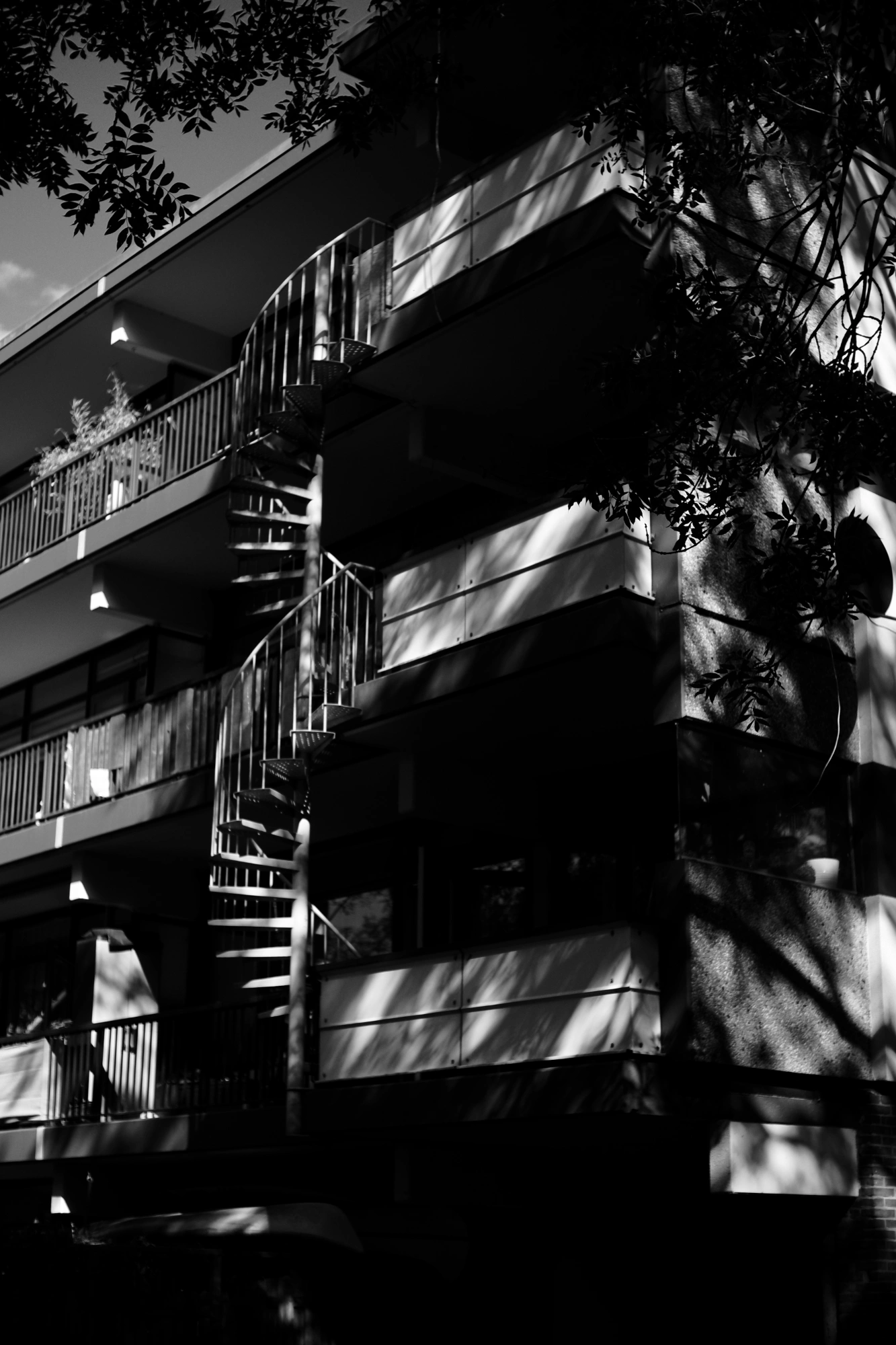 2023-07-29 - xt25 - bw - NL - Amsterdam - Spiral staircase on side of building