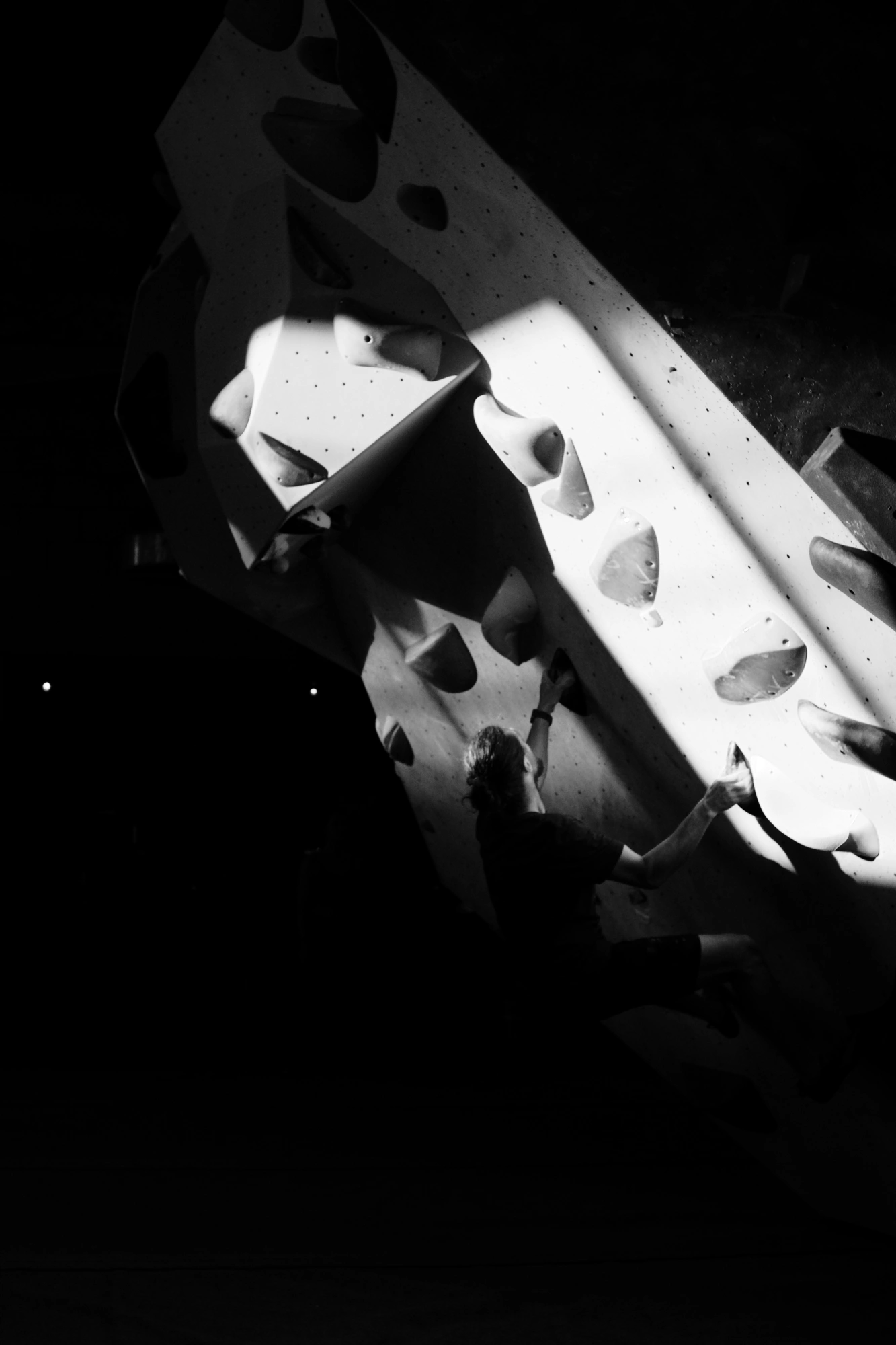 2023-08-15 - xt35 - bw - NL - Utrecht - Person climbing bouldering wall