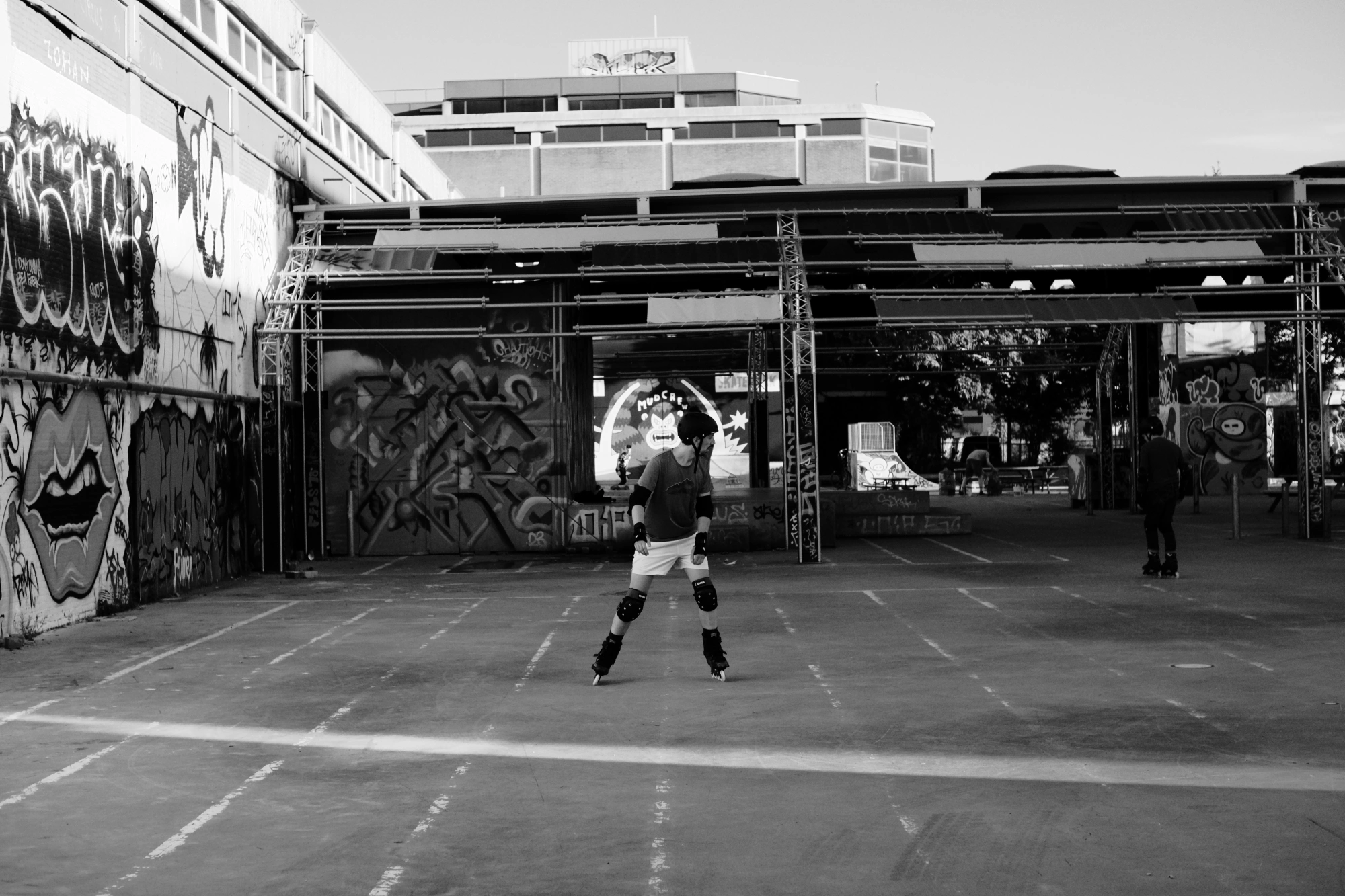2023-08-15 - xt35 - bw - NL - Utrecht - Person roller blading