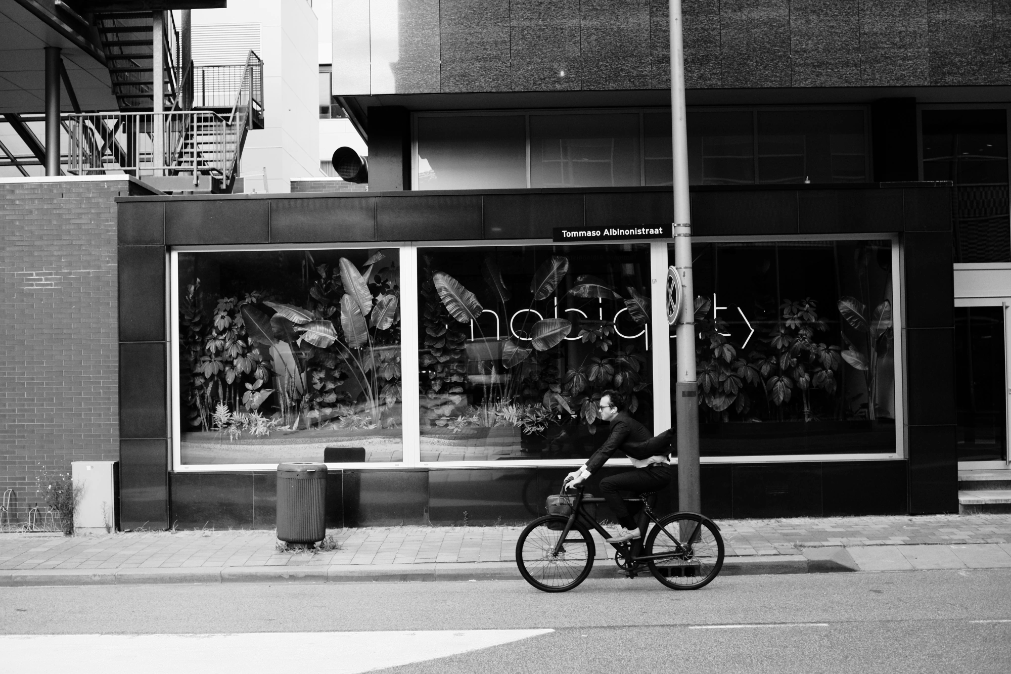 2023-08-17 - xt35 - bw - NL - Person riding bicycle