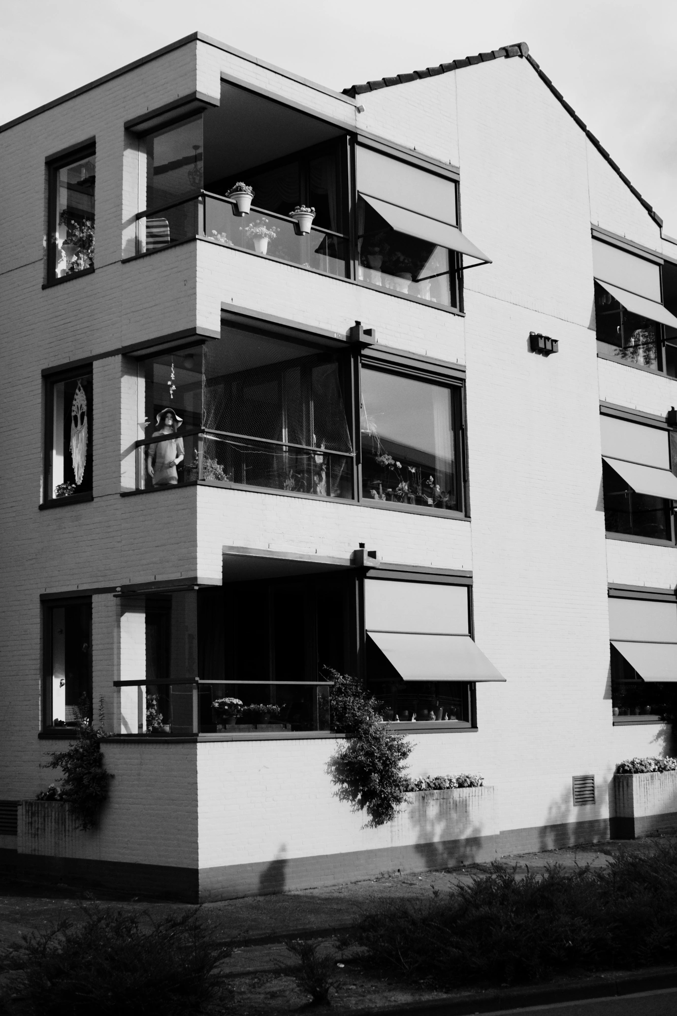 2023-08-18 - xt35 - bw - NL - Building corner