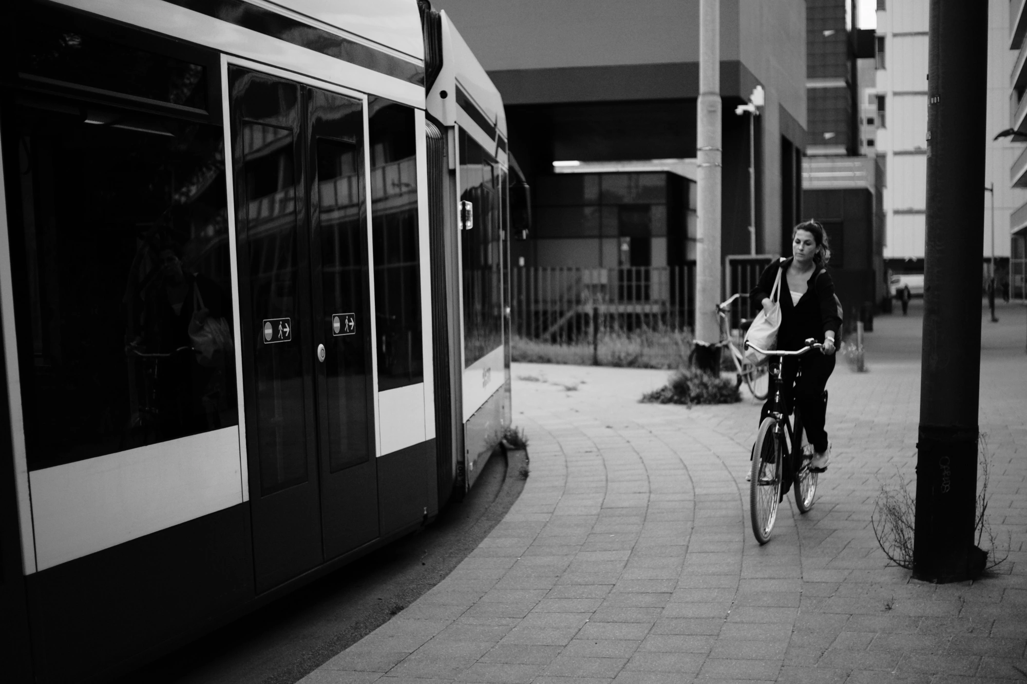 2023-08-25 - xt35 - bw - NL - Person riding bike
