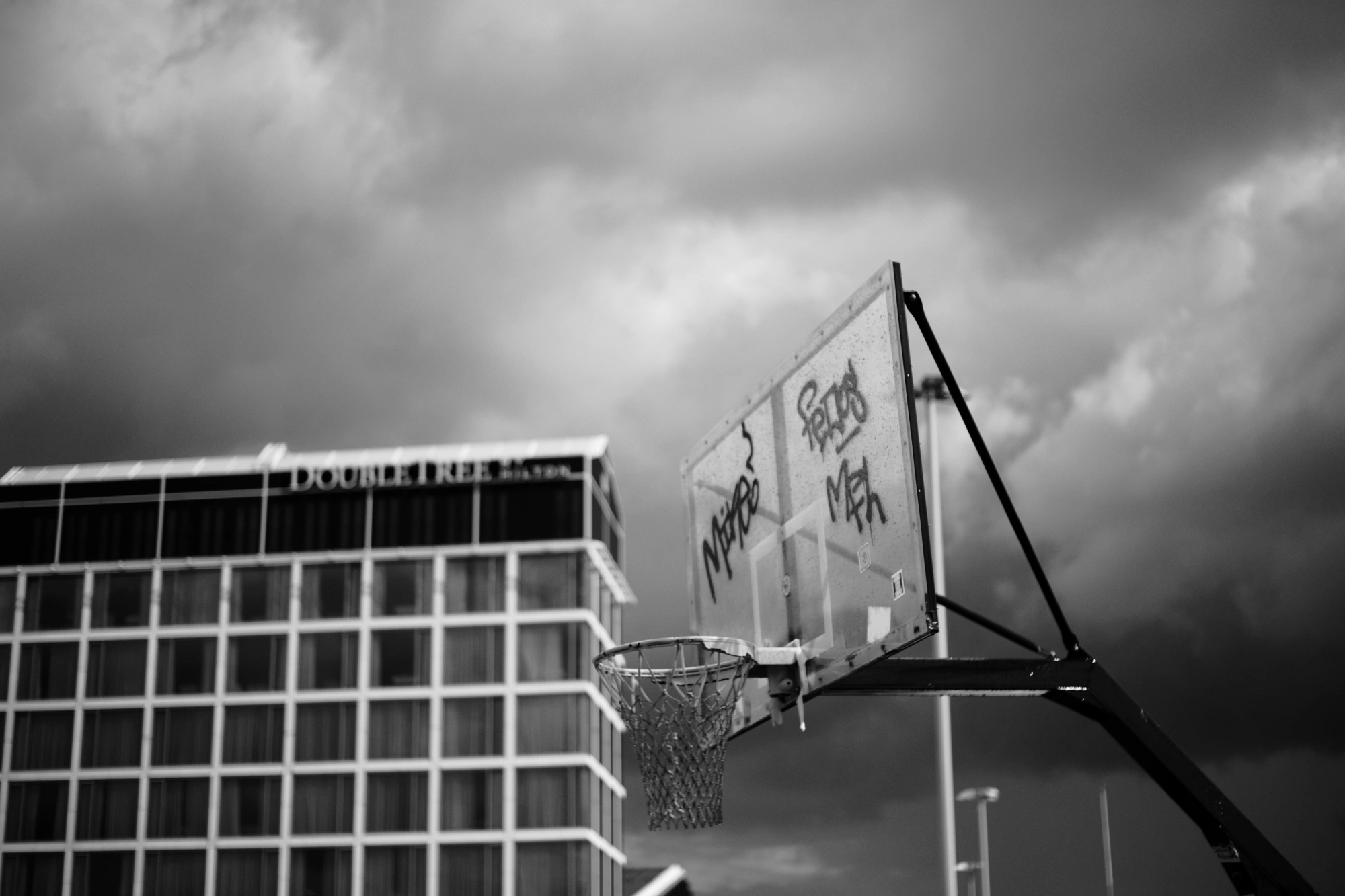 2023-08-26 - xt35 - bw - NL - Basketball net
