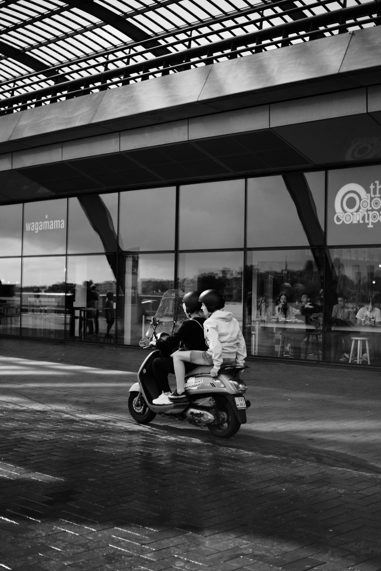 2023-08-26 - xt35 - bw - NL - People on scooter
