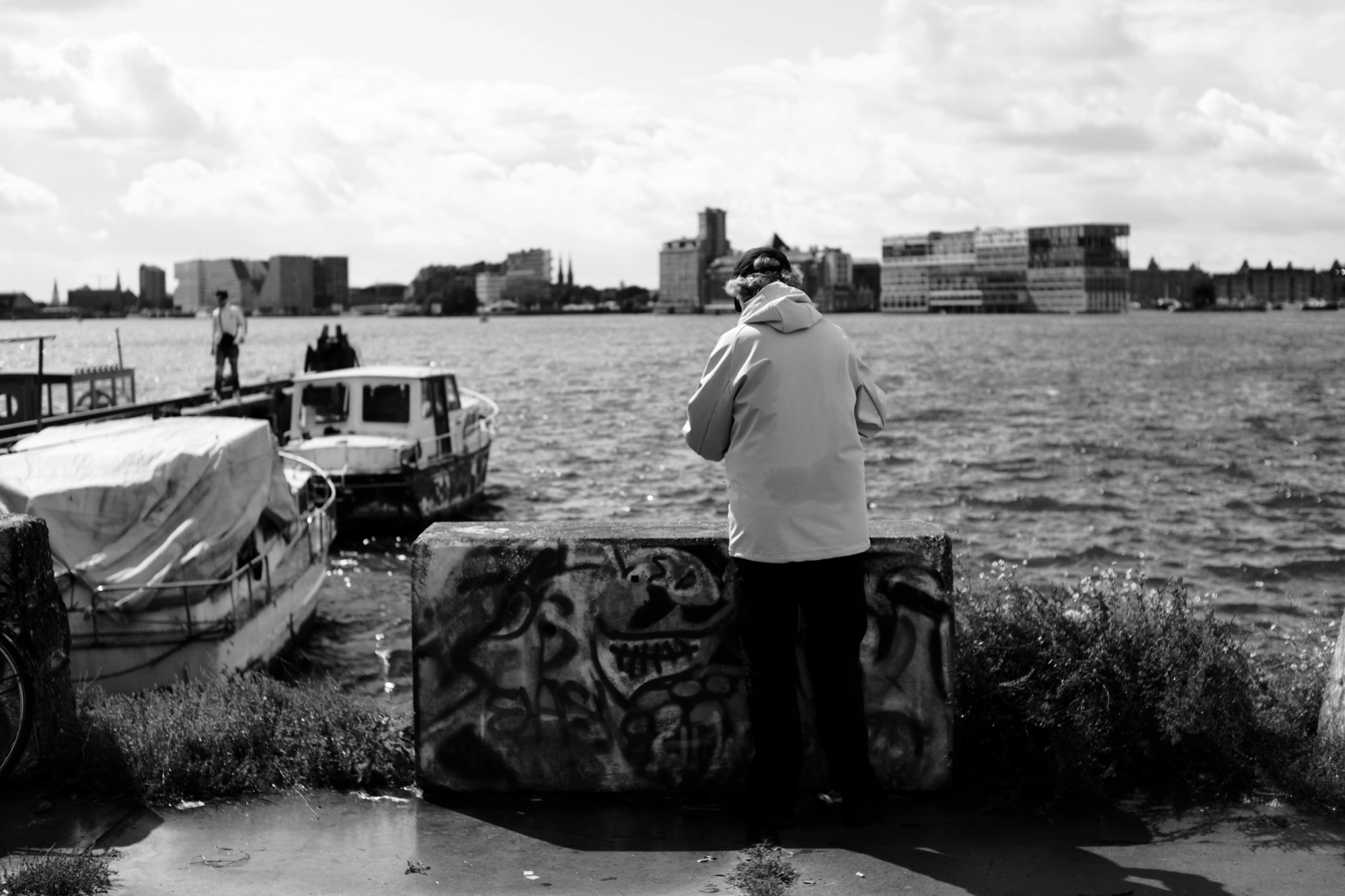 2023-08-26 - xt35 - bw - NL - Person standing next to water