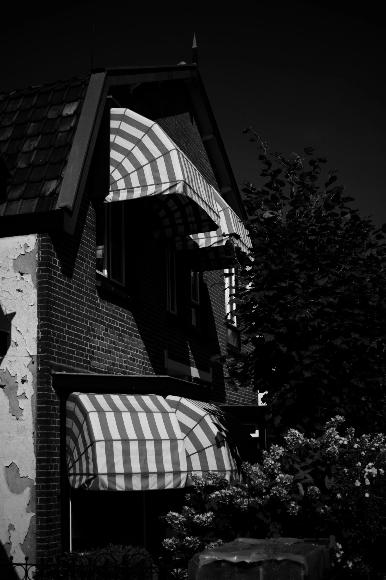 2023-09-09 - xt35 - bw - NL - Building with shades opened