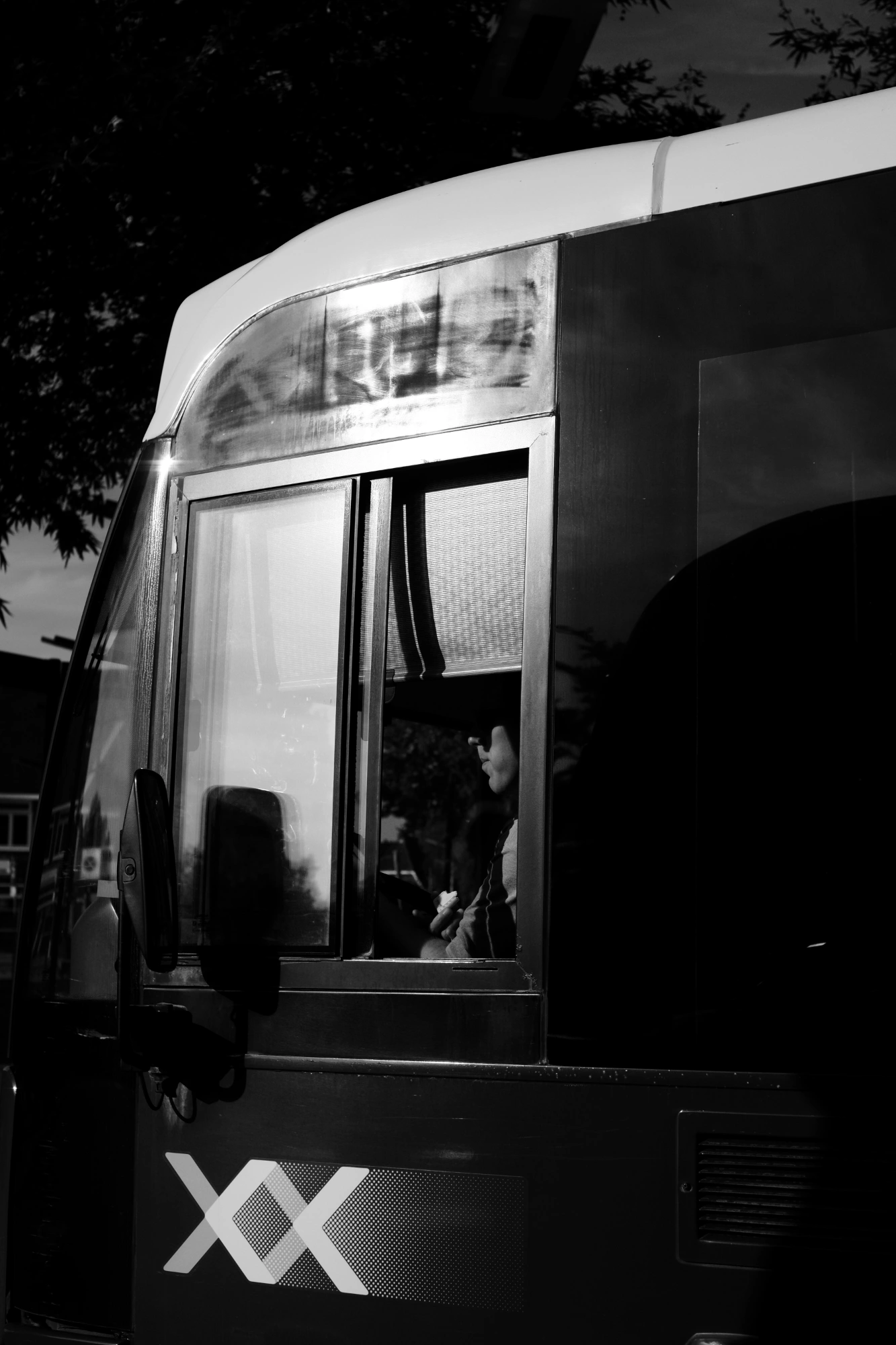 2023-09-09 - xt35 - bw - NL - Bus driver through window
