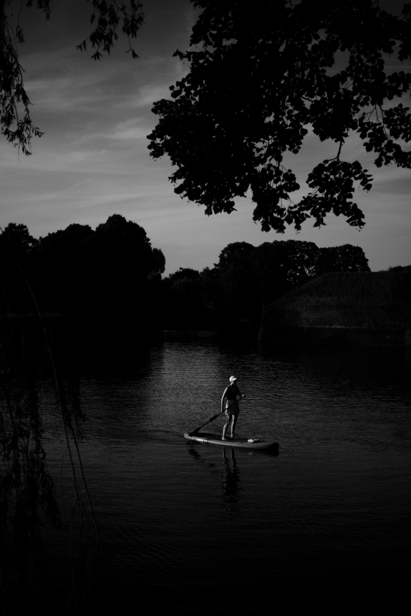 2023-09-09 - xt35 - bw - NL - Person on paddle board