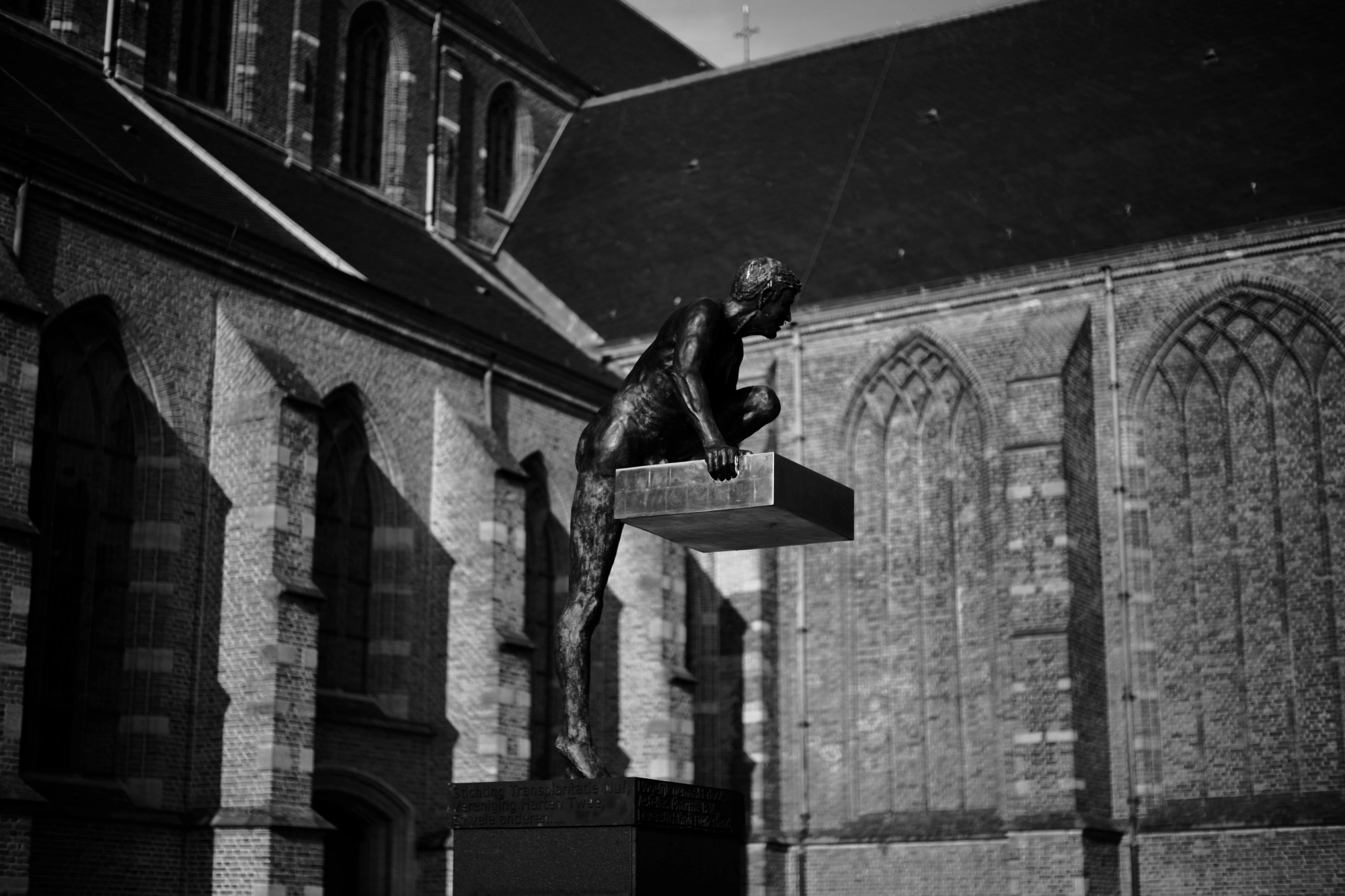 2023-09-09 - xt35 - bw - NL - Statue of person climbing onto block
