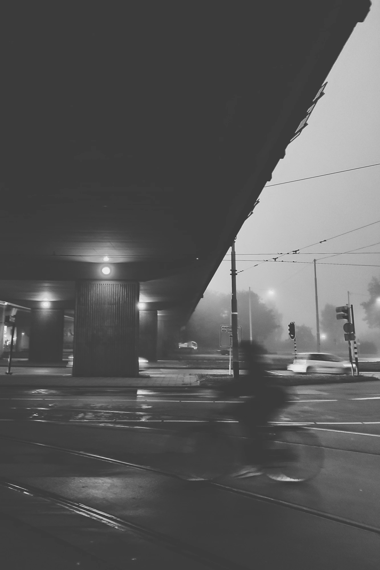 2023-09-26 - redmi - bw - NL - Blurry picture of person cycling in mist