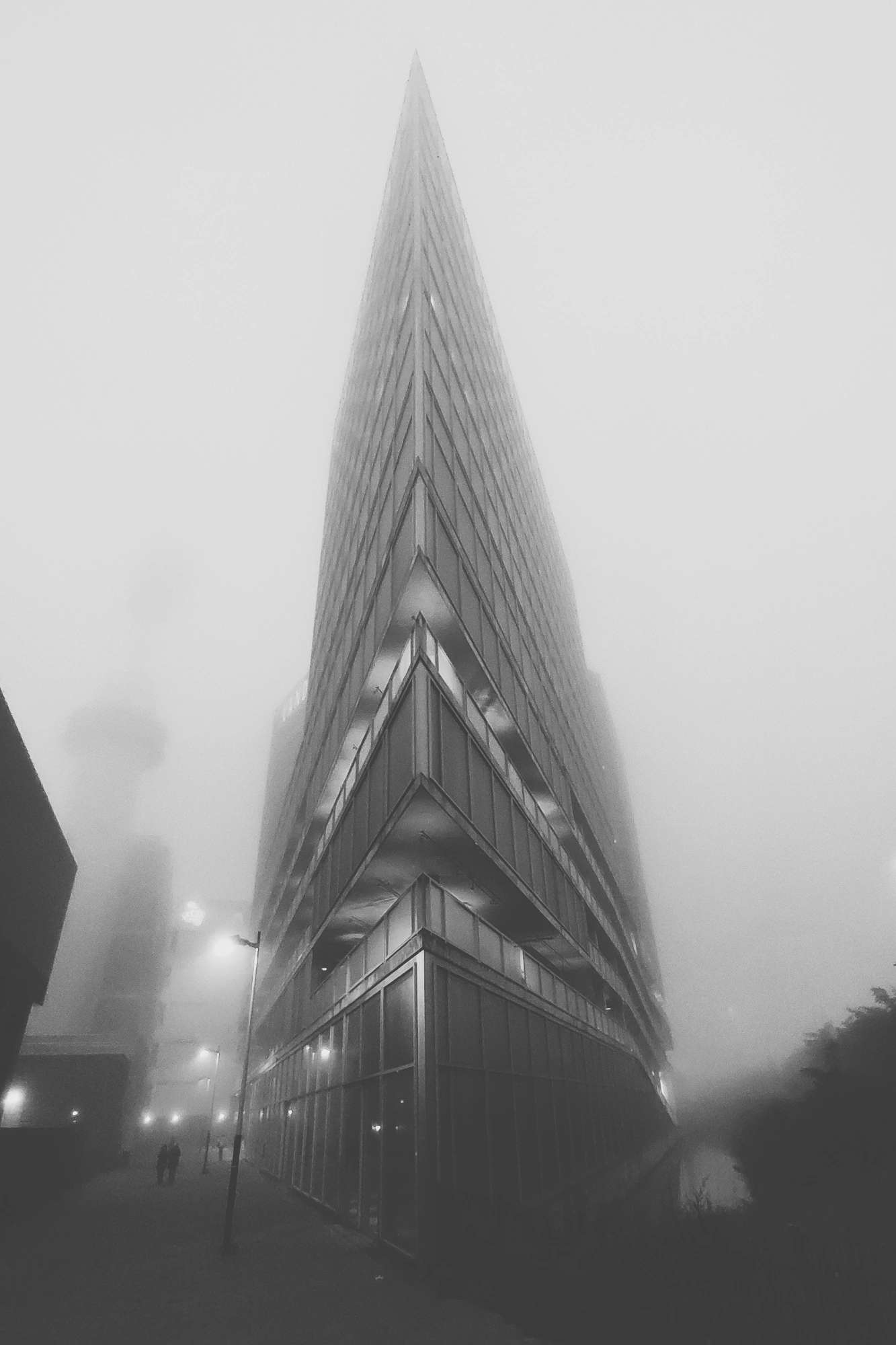 2023-09-26 - redmi - bw - NL - Corner of building fading in the mist
