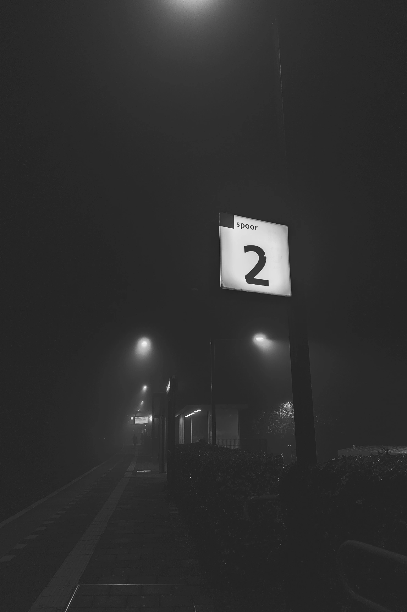2023-09-26 - redmi - bw - NL - Train tracks in mist