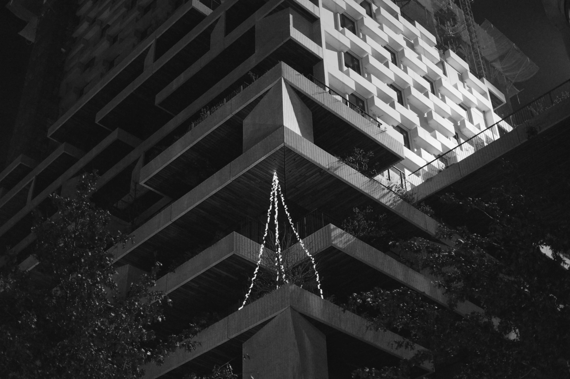 2023-12-15 - xt35 - bw - NL - Utrecht - Lights on building corner