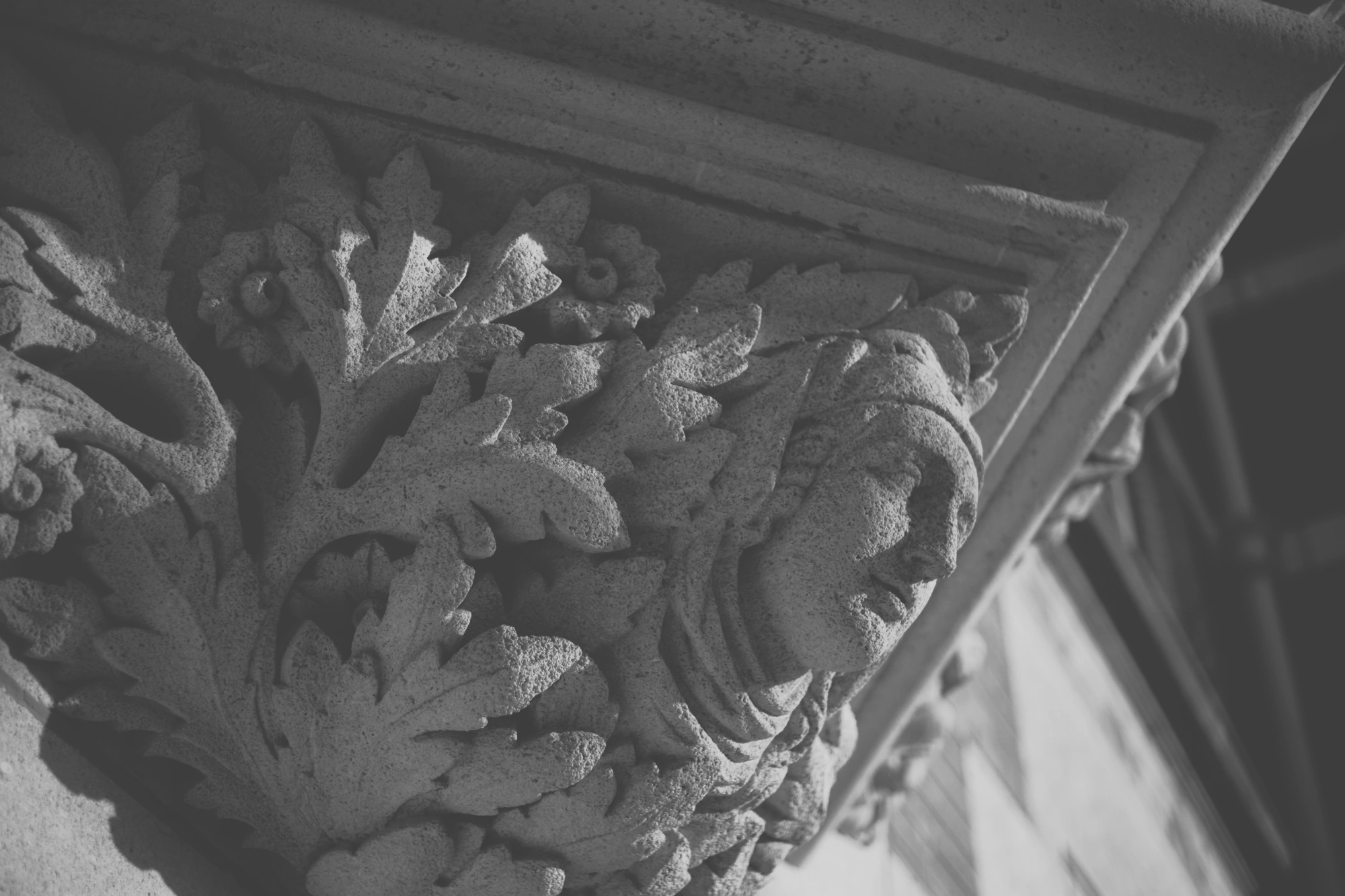 2024-01-21 - xt35 - bw - NL - Amsterdam - Sculpture at corner of building