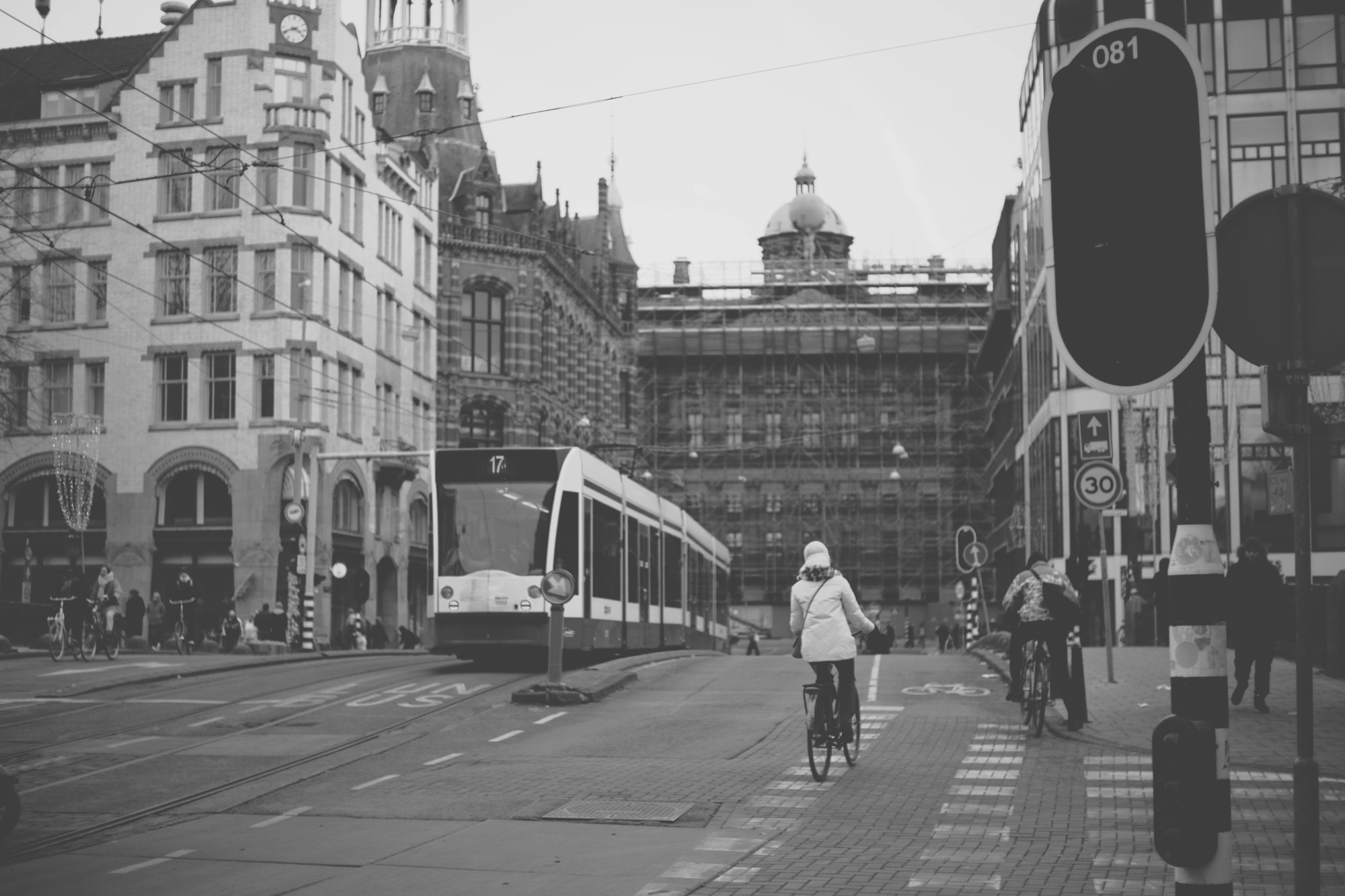 2024-01-21 - xt35 - bw - NL - Person diding bike across tram