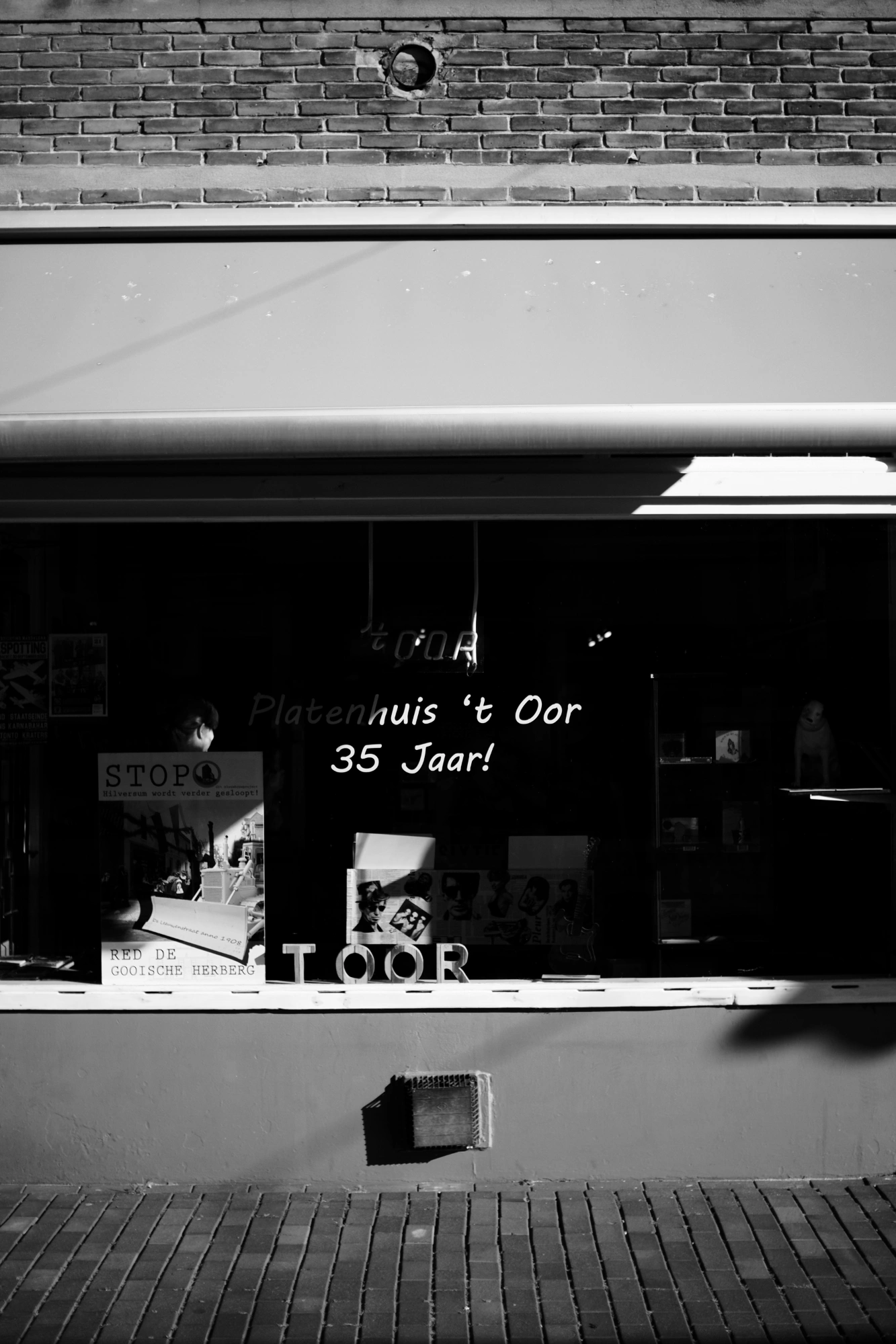 2024-02-03 - xt35 - bw - NL - Building in the sun