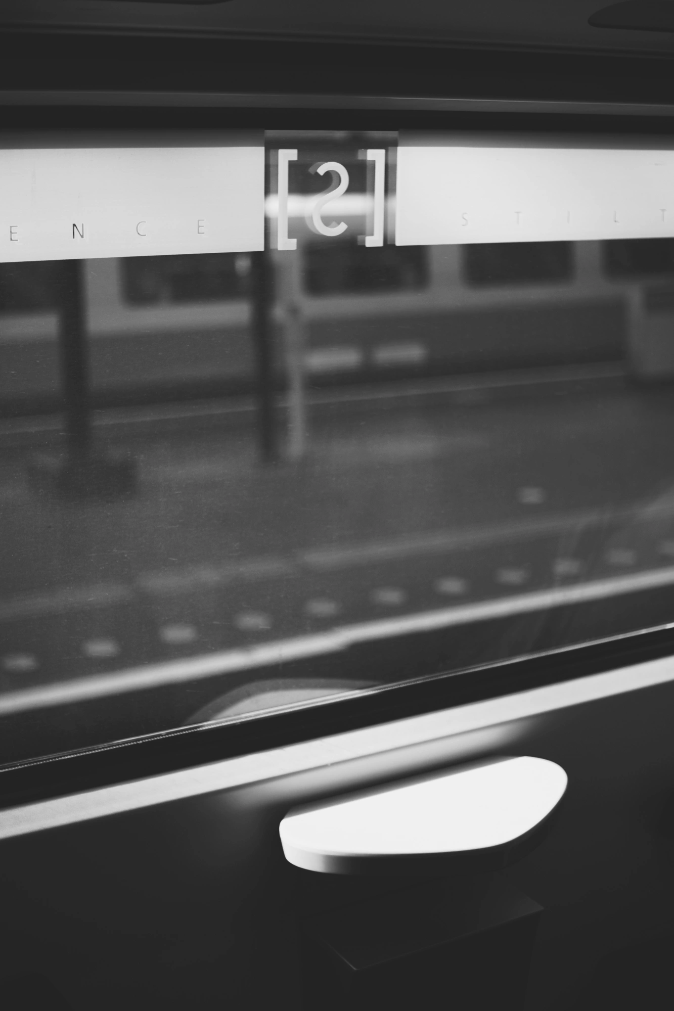 2024-02-03 - xt35 - bw - NL - Silence sign on train window