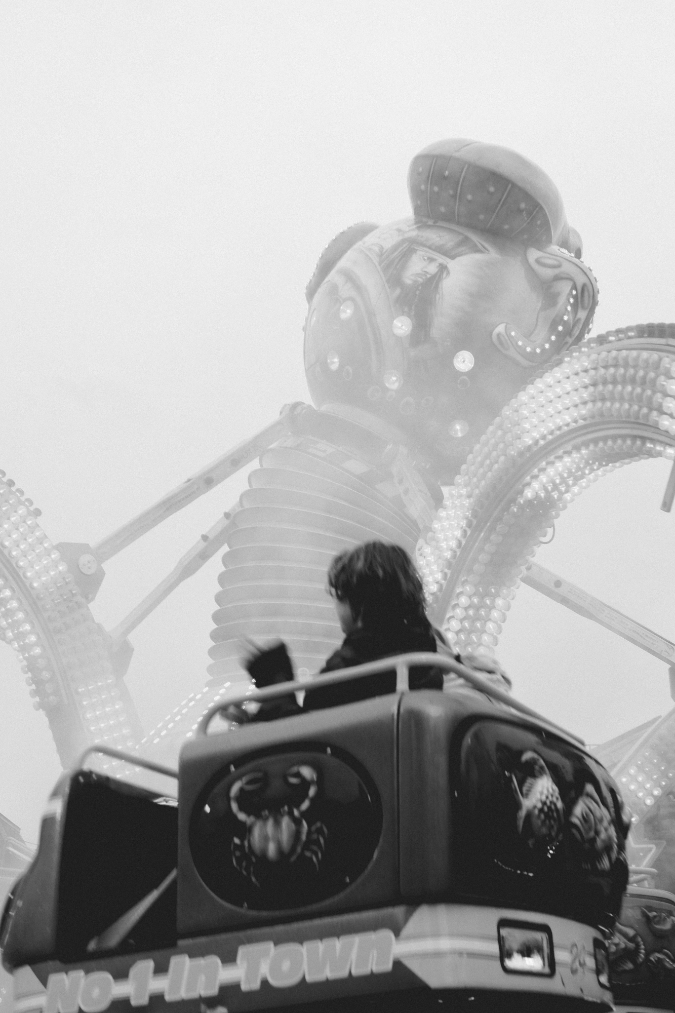 2024-04-18 - xt35 - bw - NL - Person on ride at ammusement park