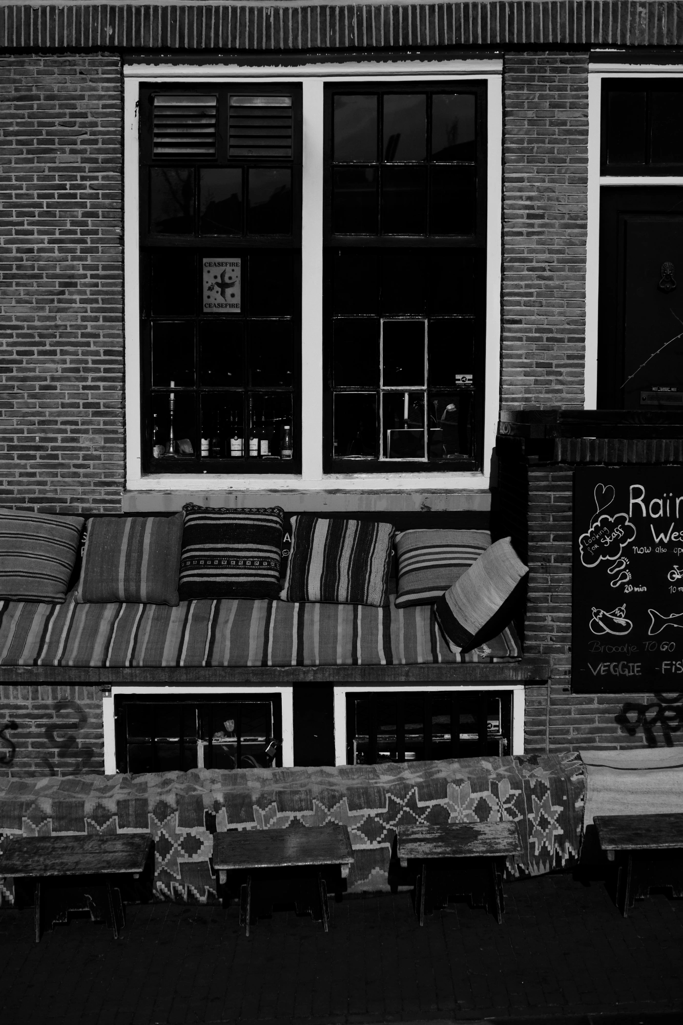 2024-04-26 - xt15-45 - bw - NL - Amsterdam - Cushions on wall next to restuarant