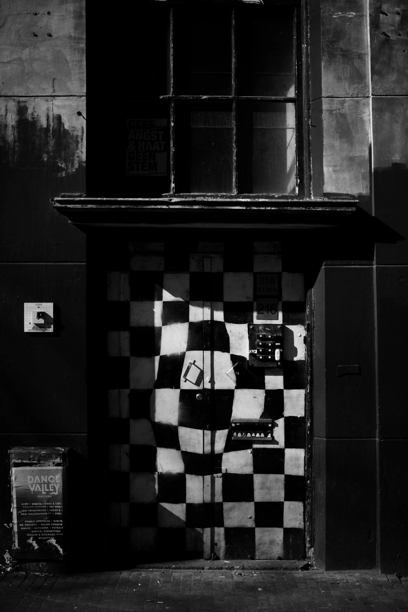 2024-04-26 - xt15-45 - bw - NL - Amsterdam - Door with checkerboard paint on it