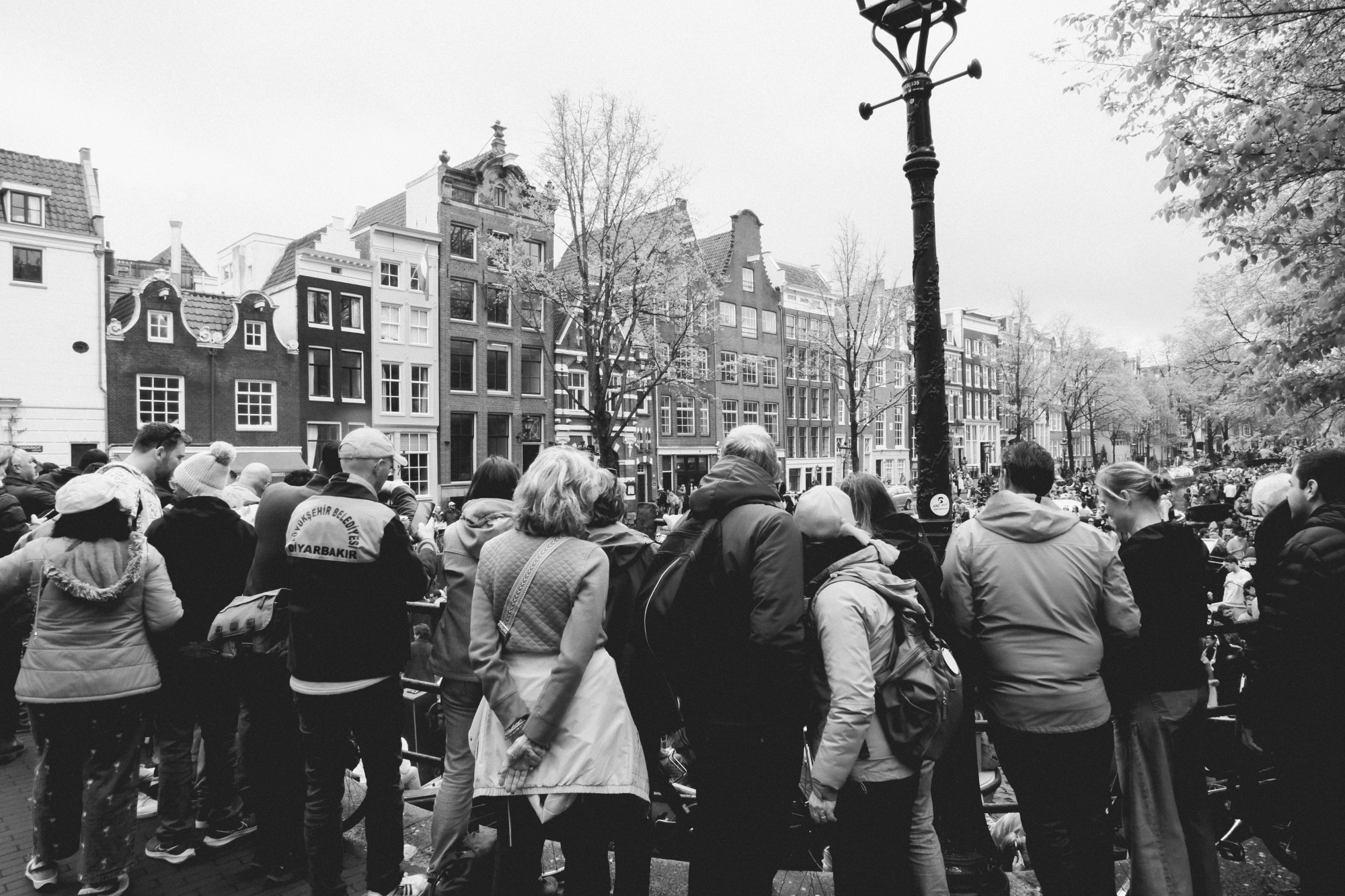 2024-04-26 - xt15-45 - bw - NL - Amsterdam - People looking over canal