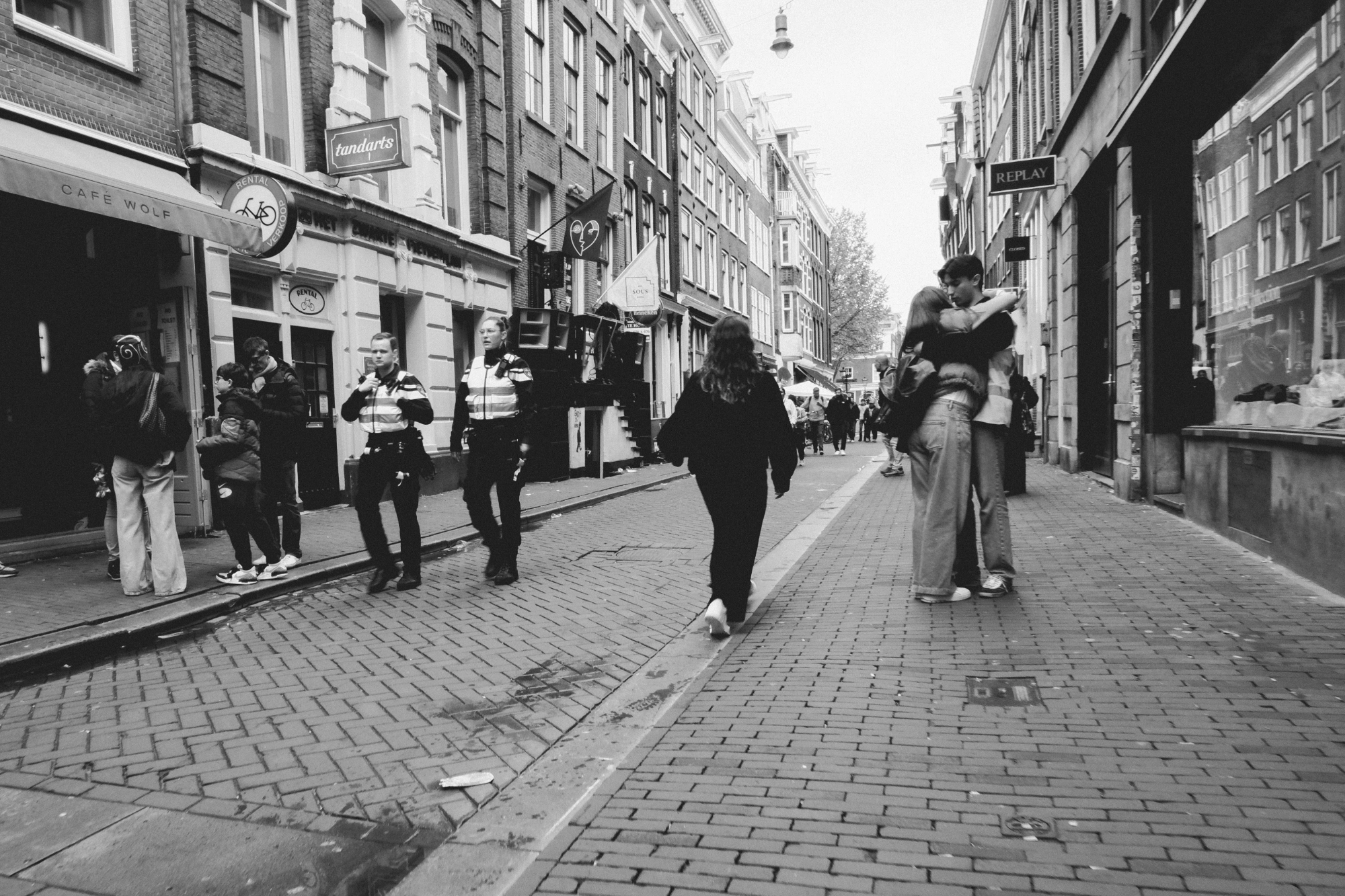 2024-04-26 - xt15-45 - bw - NL - Amsterdam - People standing on street across police officers