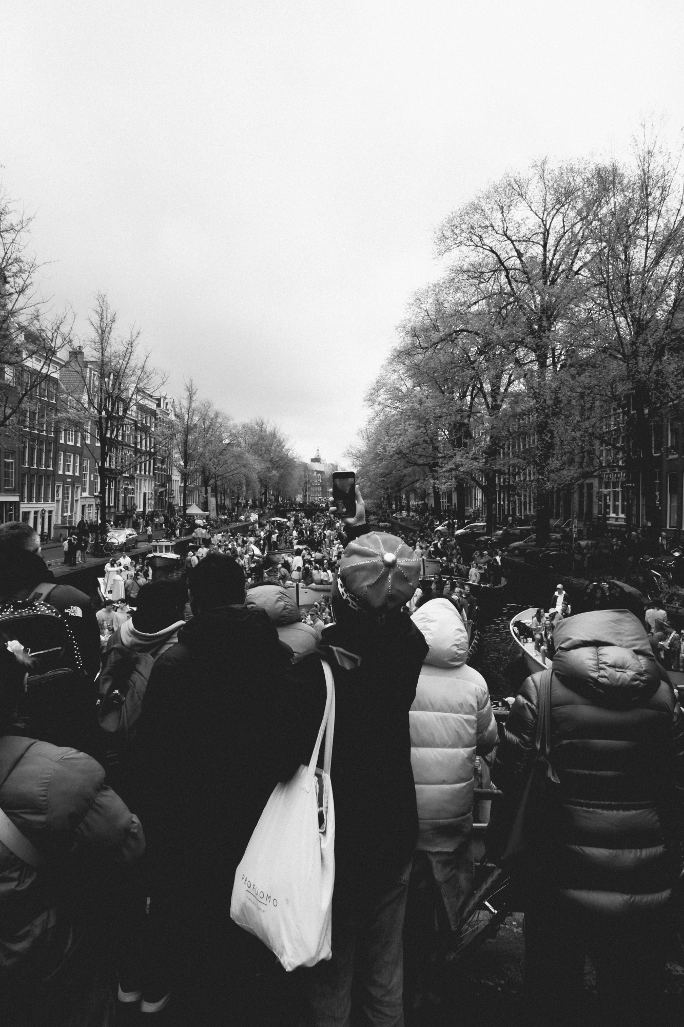 2024-04-26 - xt15-45 - bw - NL - Amsterdam - People taking pictures of parade